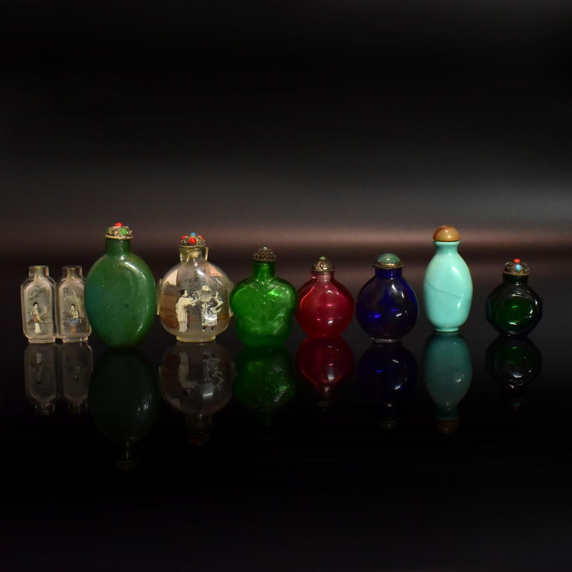 Acht Snuff Bottles. China, 19./20. Jh. | Farbloses bzw. farbiges Glas, tlw. opak.