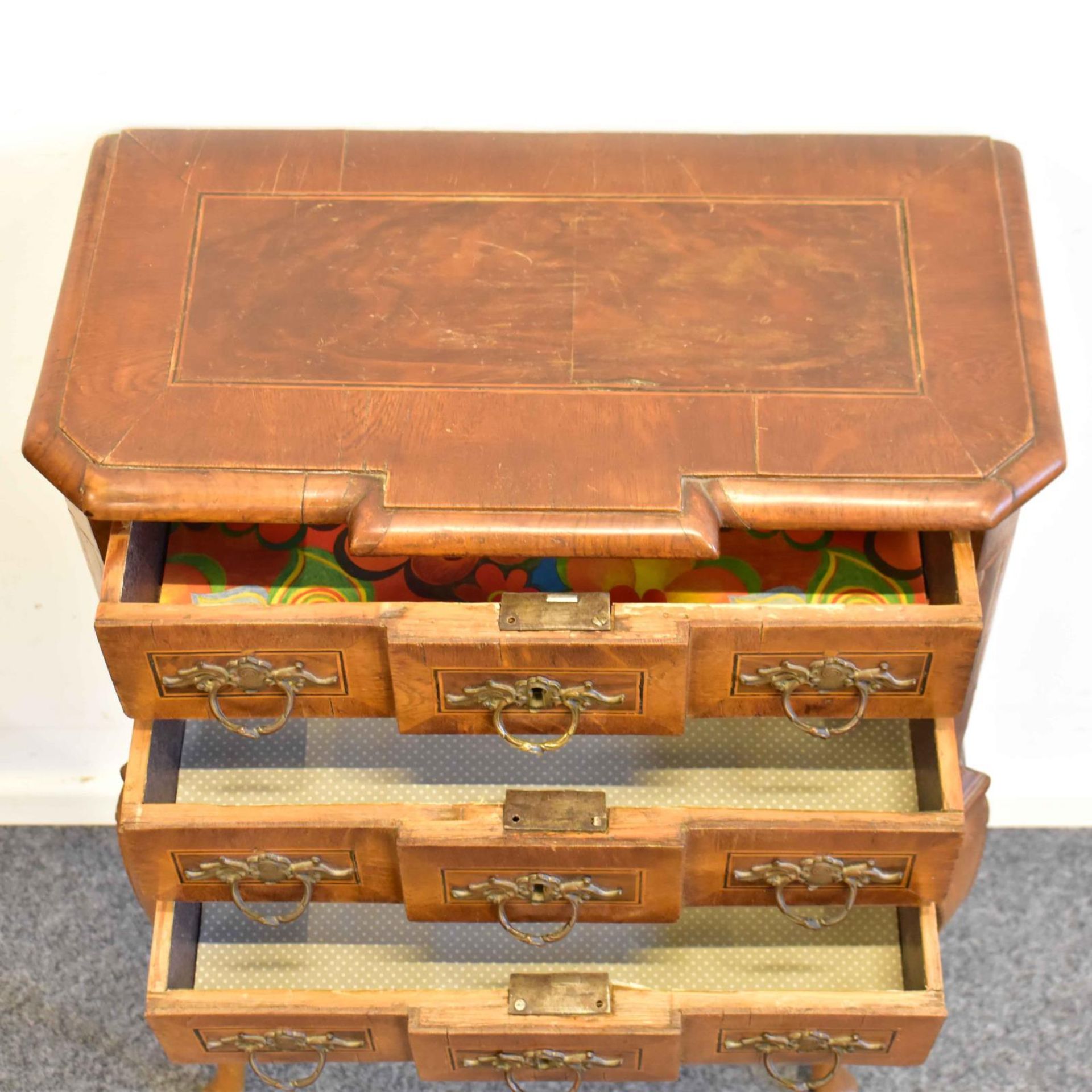 Beistellkommode. 19. Jh., Barockstil | Nussbaum und andere Hölzer furniert. Metallbeschläge. - Bild 2 aus 3