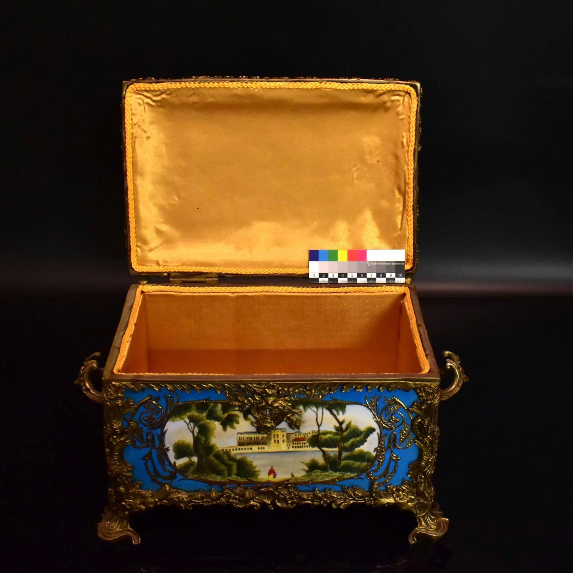 Schatulle. Wohl Frankreich, Ende 19. Jh. | Porzellan, Farb- und Goldstaffage. Messingmontierung. - Bild 3 aus 4
