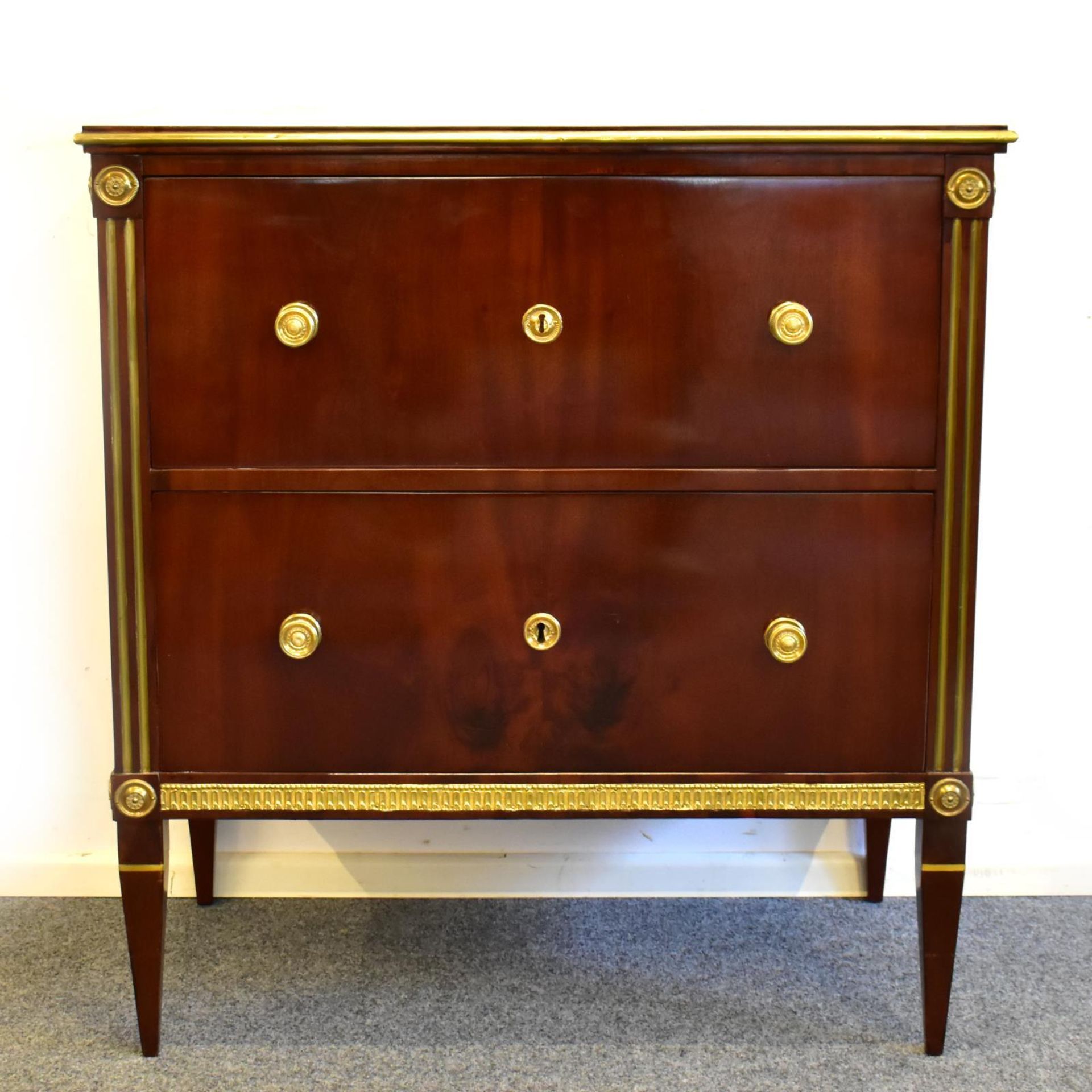 Kommode. 19. Jh., Louis XVI Stil | Mahagoni. Messing.