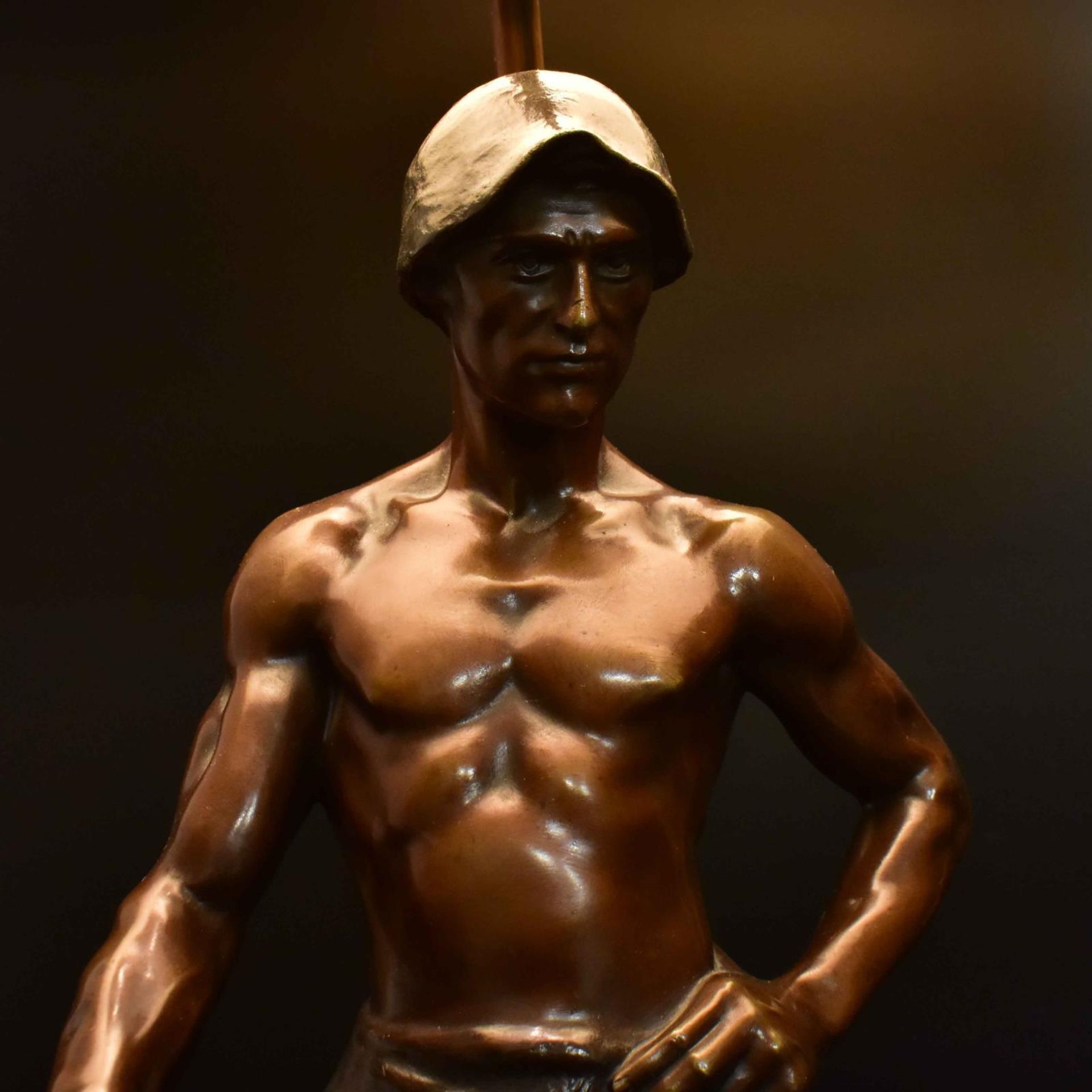 LEVASSEUR, HENRI LOUIS, NACH. Stahlarbeiter. Bronze, patiniert. - Bild 2 aus 5