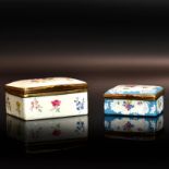 Zwei Tabatieren. England, wohl Staffordshire, 18./19. Jh. | Email auf Kupfer. Kupfermontierungen.