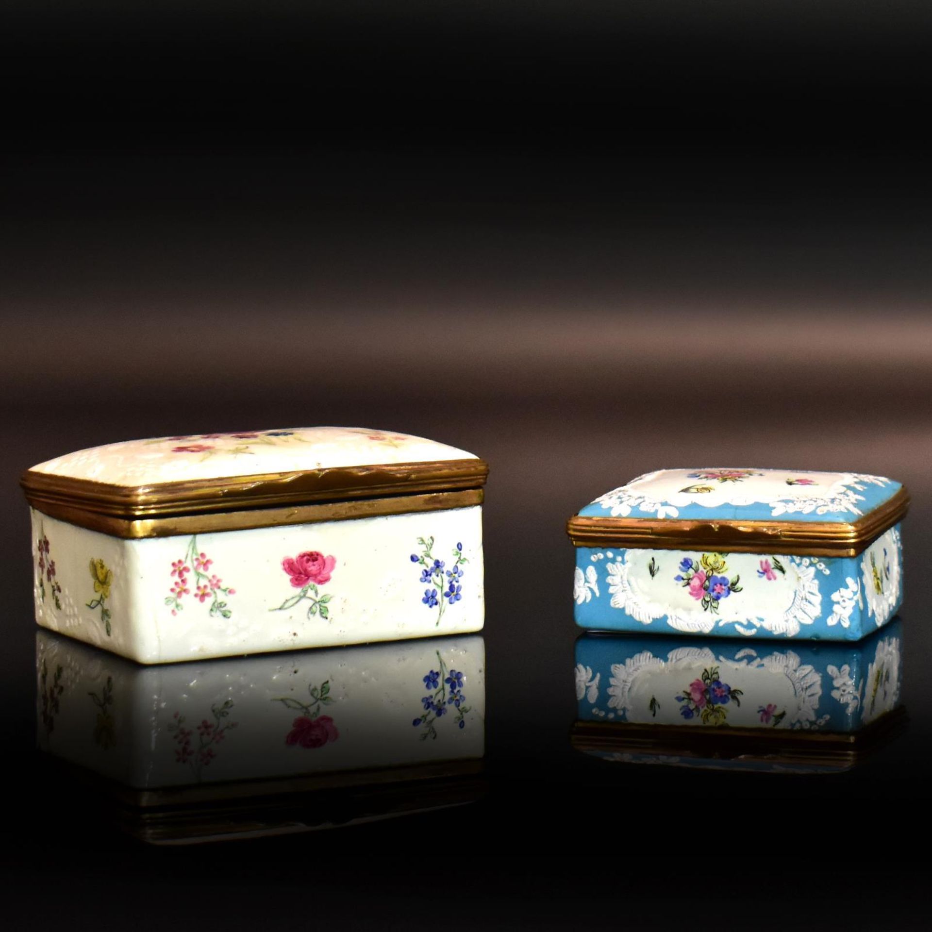 Zwei Tabatieren. England, wohl Staffordshire, 18./19. Jh. | Email auf Kupfer. Kupfermontierungen.