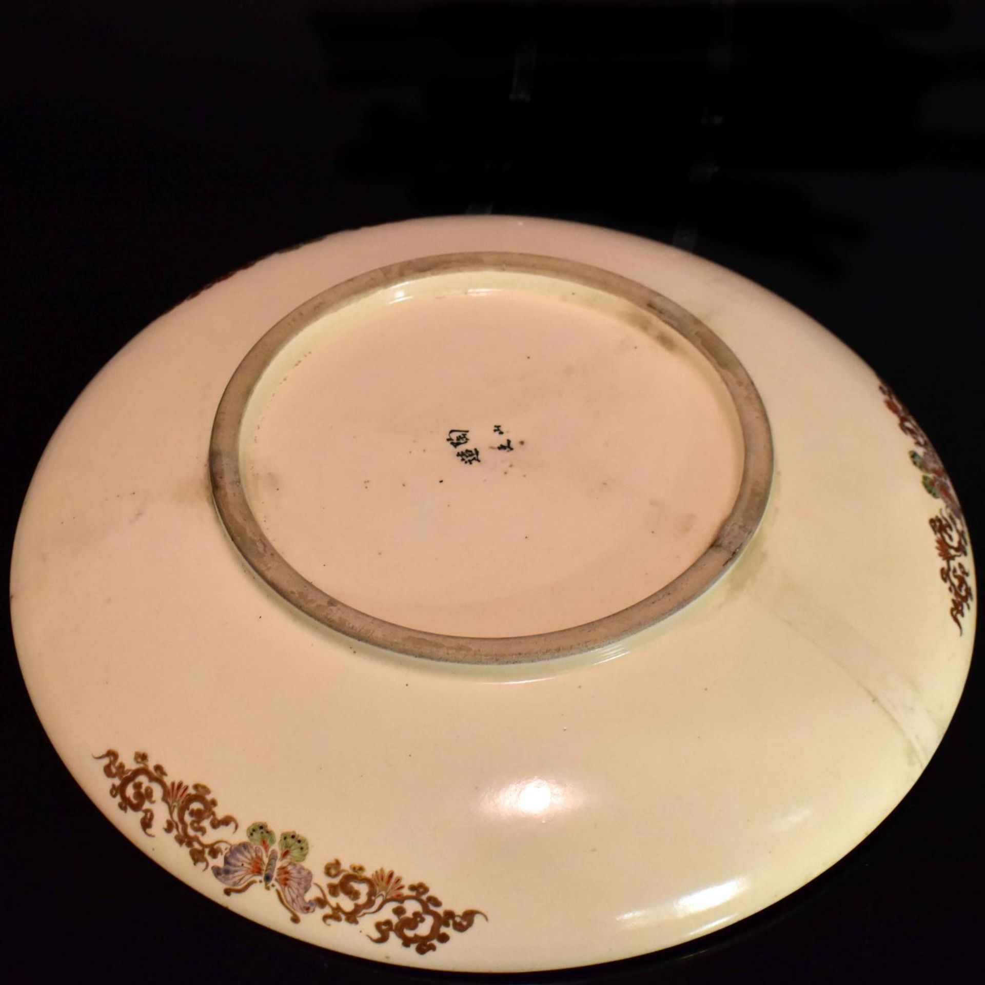 Platte. Japan, 19./20. Jh. | Satsumakeramik, Farb- und Goldstaffage. - Bild 2 aus 2