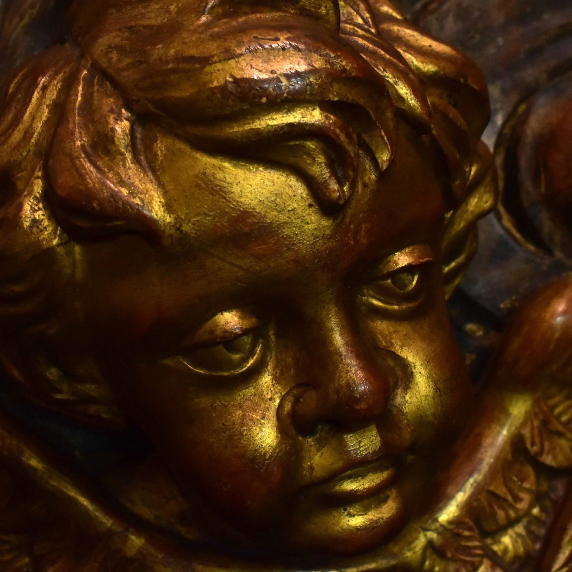 Zwei Puttenköpfe in Wolkenbank. 19./20. Jh. | Holz, geschnitzt, Farb- und Goldfassung. - Bild 2 aus 3