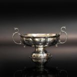 Kleine Fußschale. Hanau, B. Neresheimer & Söhne | Silber, Hammerschlagdekor.