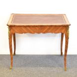 Kleiner Schreibtisch. 19. Jh. | Verschiedene Hölzer. Metallbeschläge.