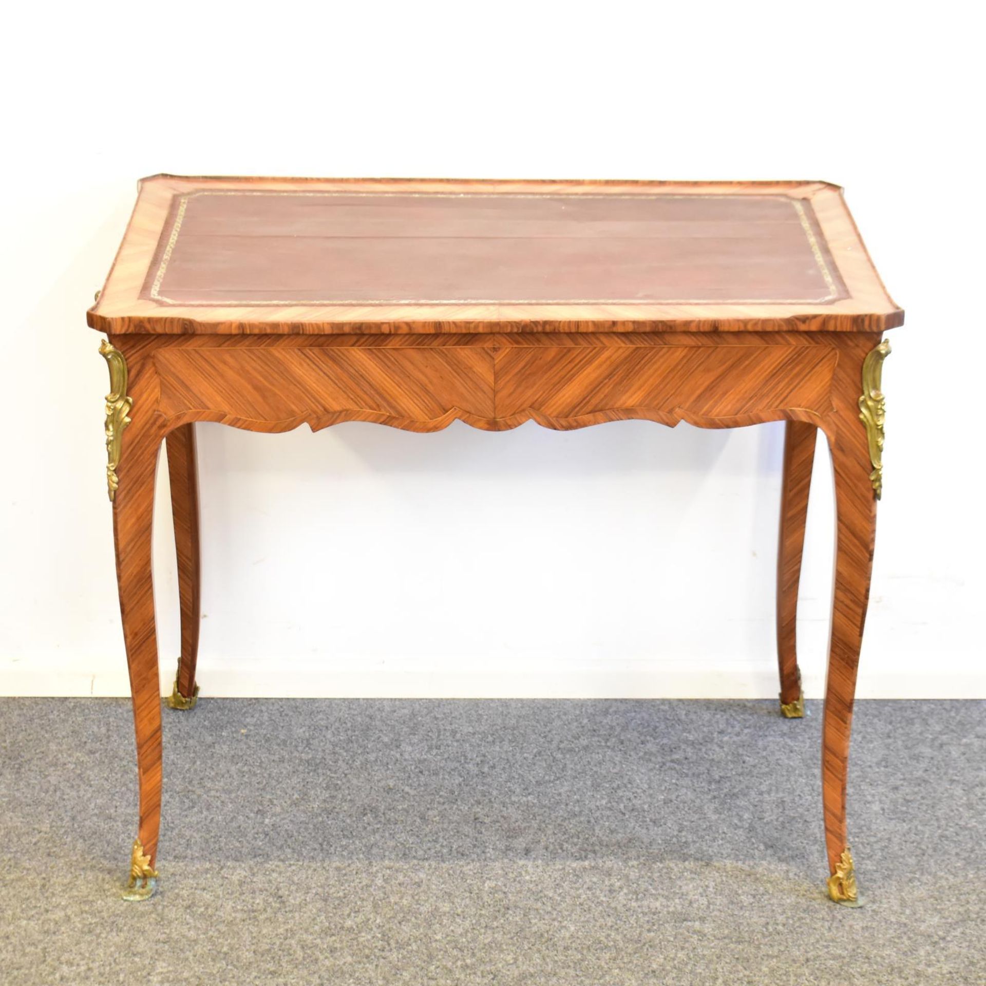 Kleiner Schreibtisch. 19. Jh. | Verschiedene Hölzer. Metallbeschläge.