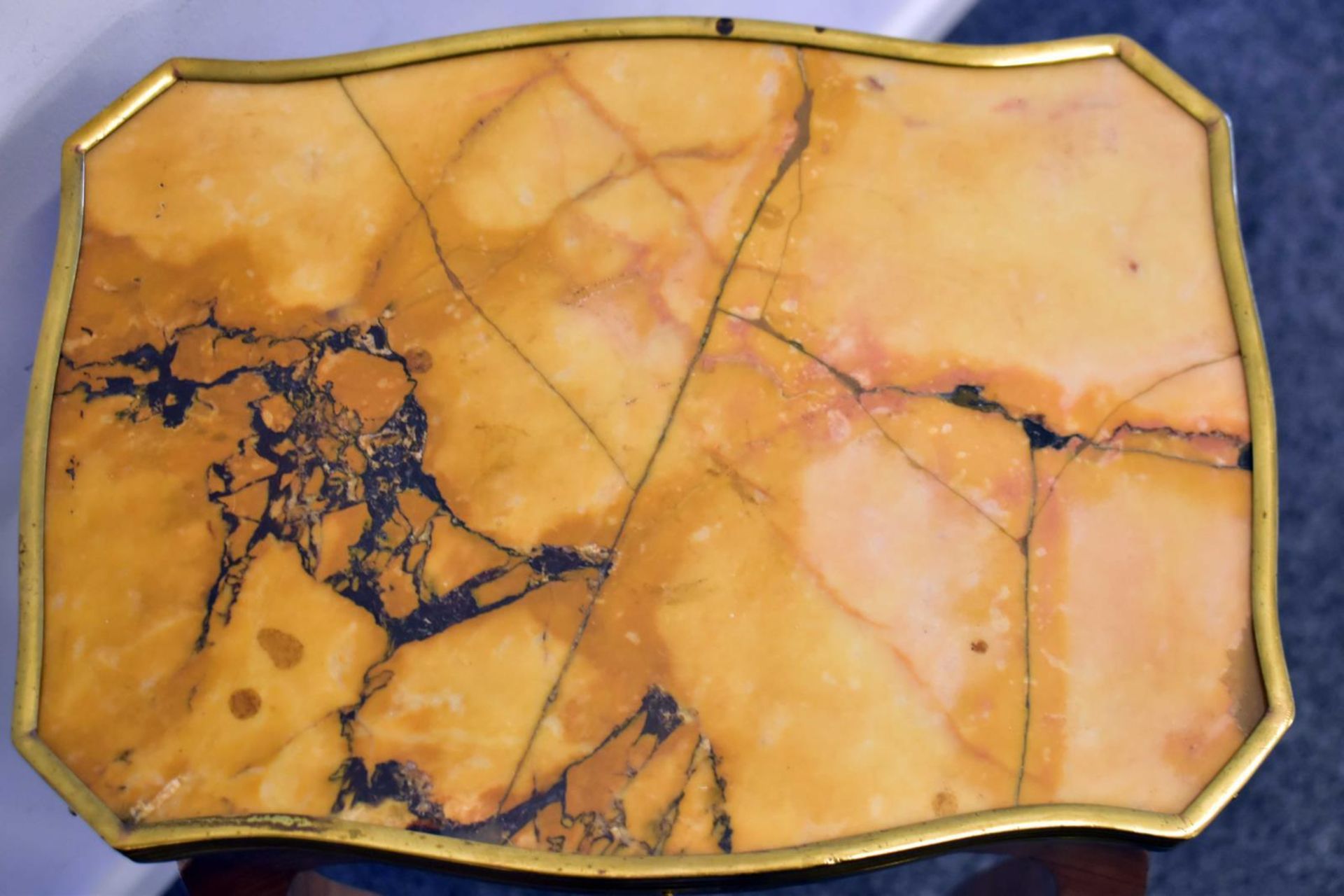 Beistelltischchen. Um 1900, Barockstil | Verschiedene Hölzer. Marmor. Messing. - Bild 2 aus 2