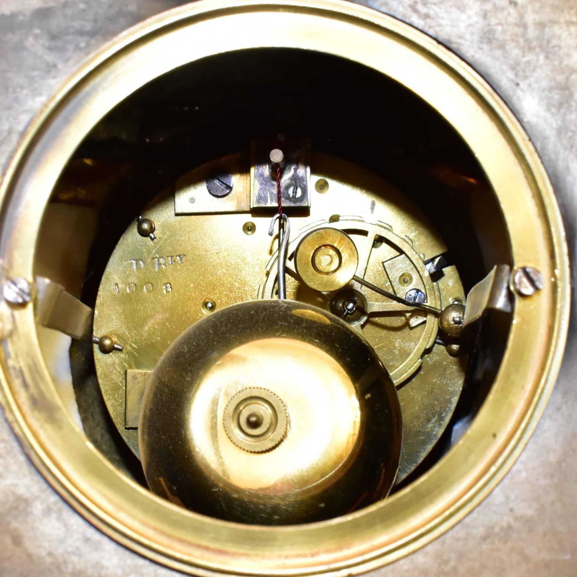 Pendule. Um 1900, Historismus | Gelbguss, tlw. vergoldet. Zinkguss. Email. Glas. Marmor. - Bild 5 aus 5