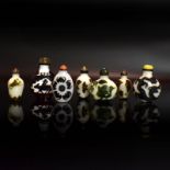 Sieben Snuff Bottles. China, 19./20. Jh. | Schwarzes, violettes bzw. olivgrünes Überfangglas.