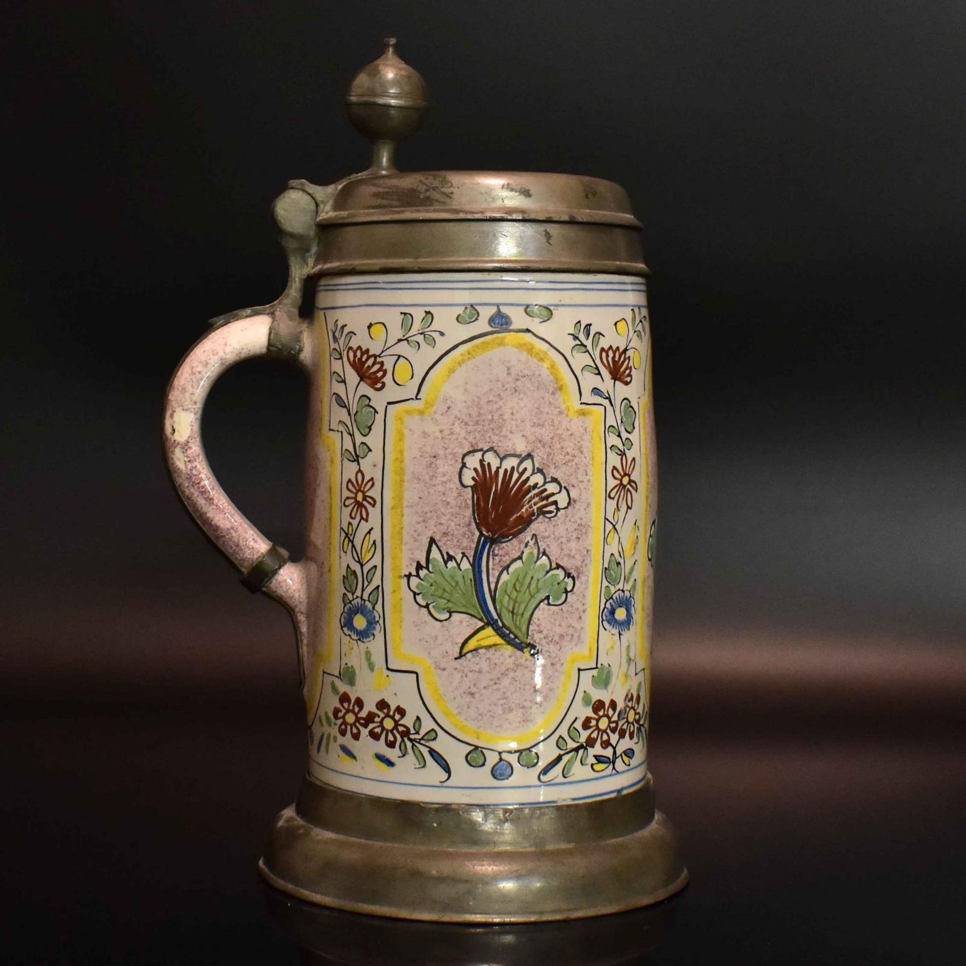 Pilasterkrug. Wohl Erfurt/Dorotheenthal, 18. Jh. | Fayence. Zinndeckel und -montierung. - Bild 2 aus 2