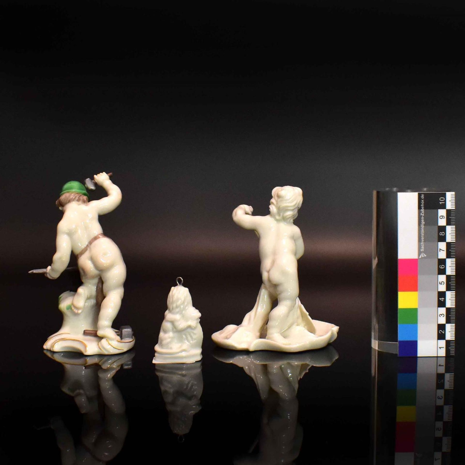 Zwei Putten und Anhänger. Nymphenburg | Porzellan, farbig staffiert bzw. weiß. - Bild 2 aus 3