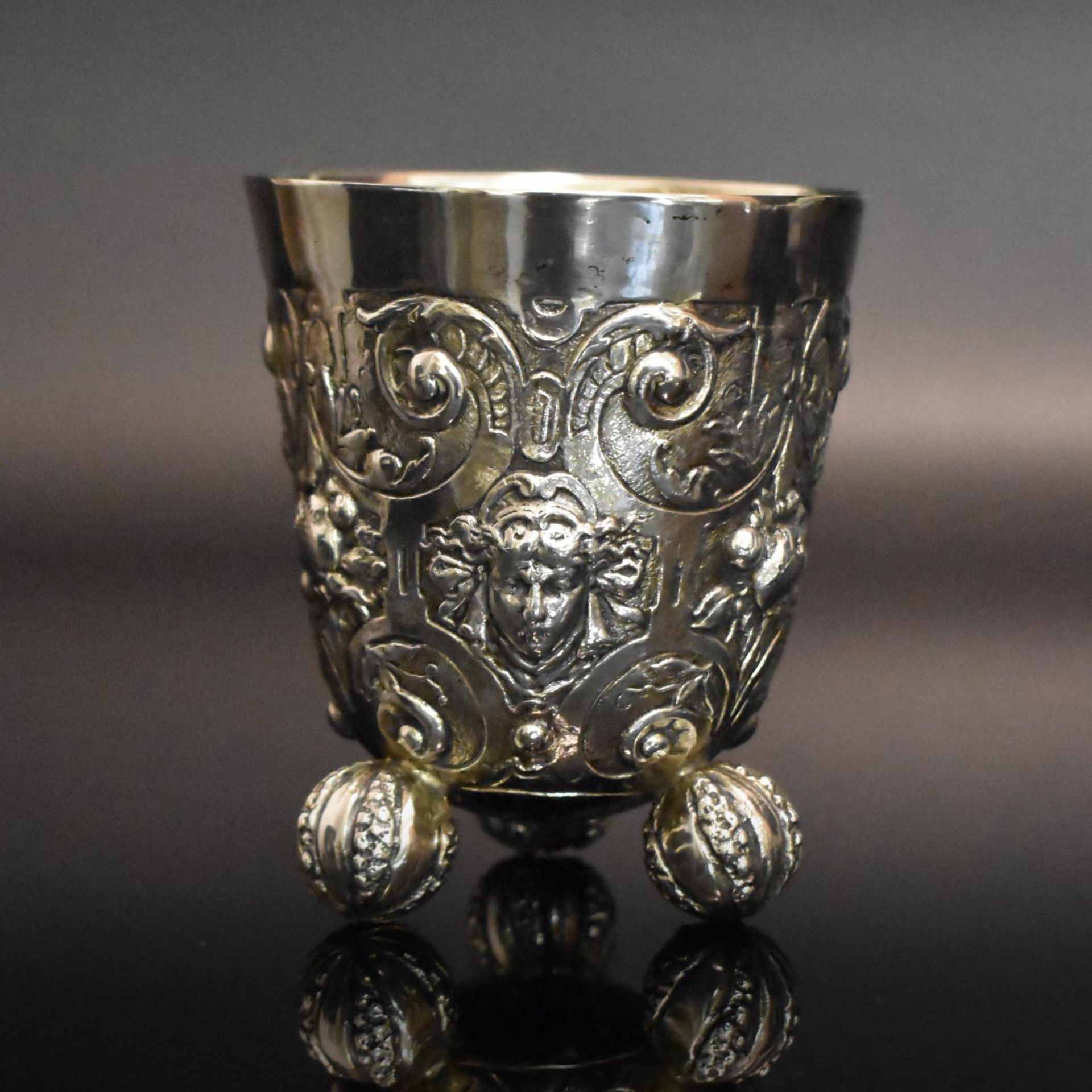 Kugelfußbecher. Wohl Hanau, B. Neresheimer & Söhne | Silber, innen vergoldet.