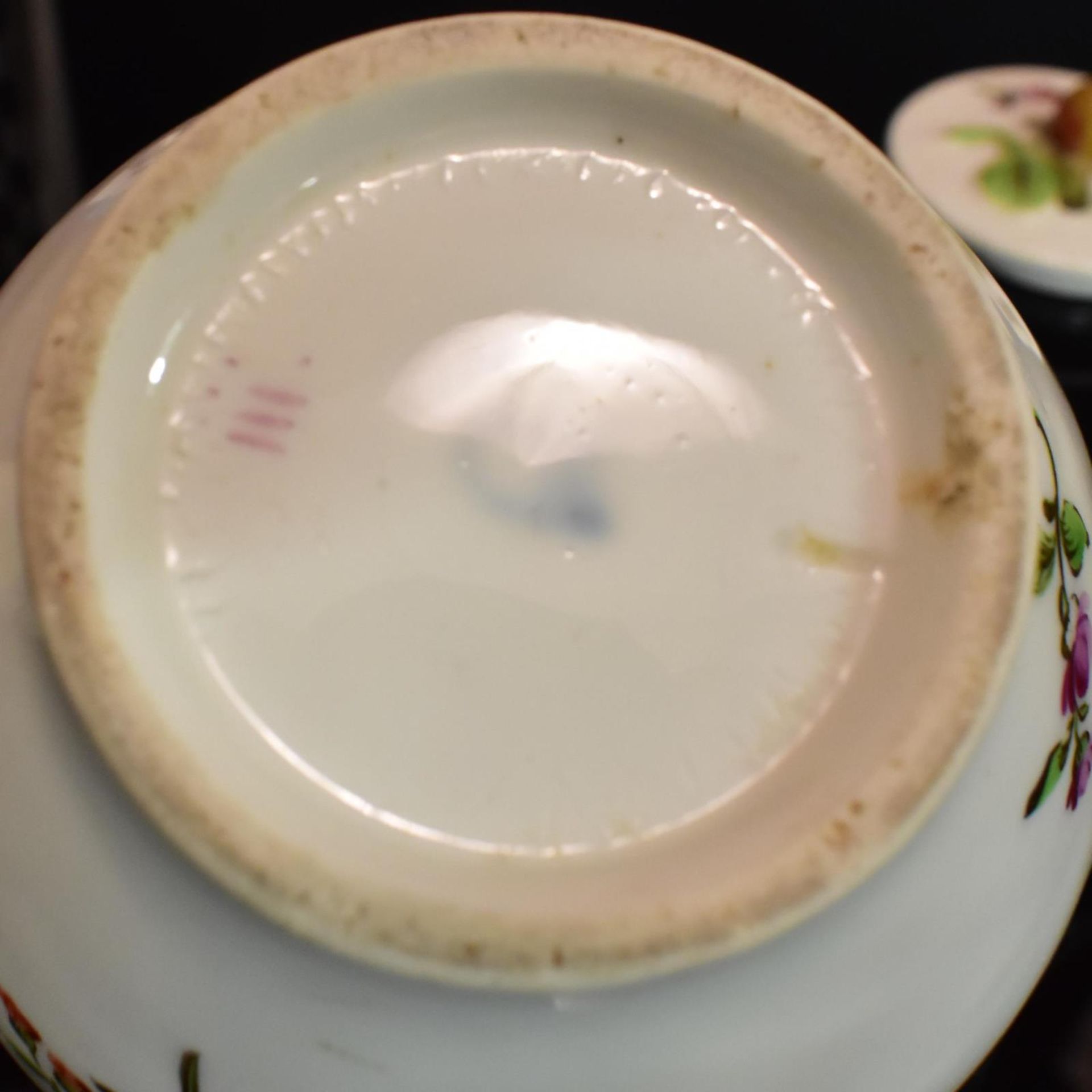 Teekännchen. Wohl Wien, 18. Jh. | Porzellan, farbig staffiert. - Bild 3 aus 3