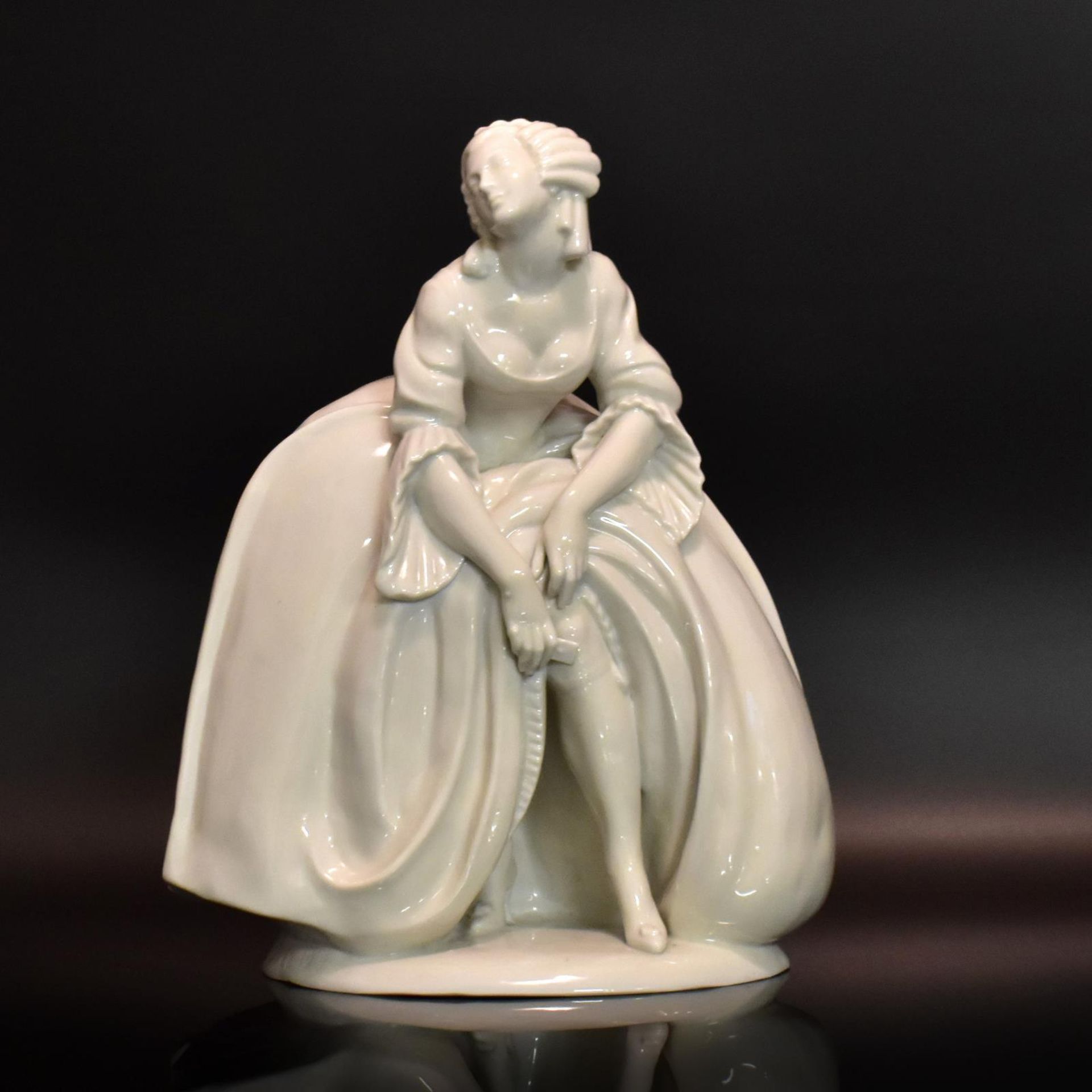 Dame mit Strumpfband. Schwarzburger Werkstätten, nach Entwurf von G. Oppel | Porzellan, weiß.