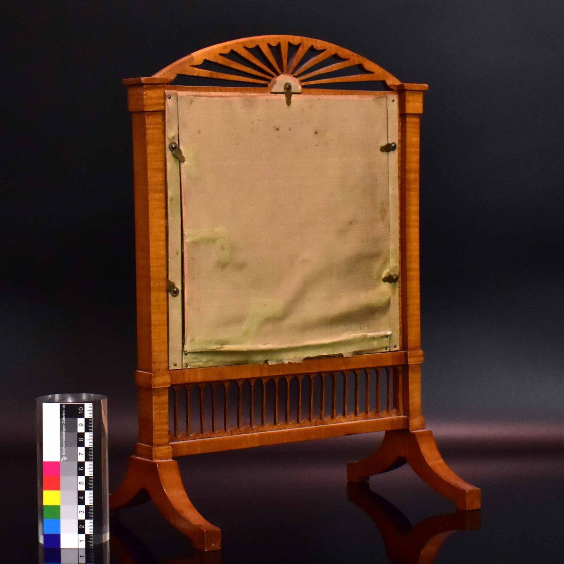 Tischlichtschirm. Ende 19. Jh. | Ahorn, Seide. - Bild 2 aus 2