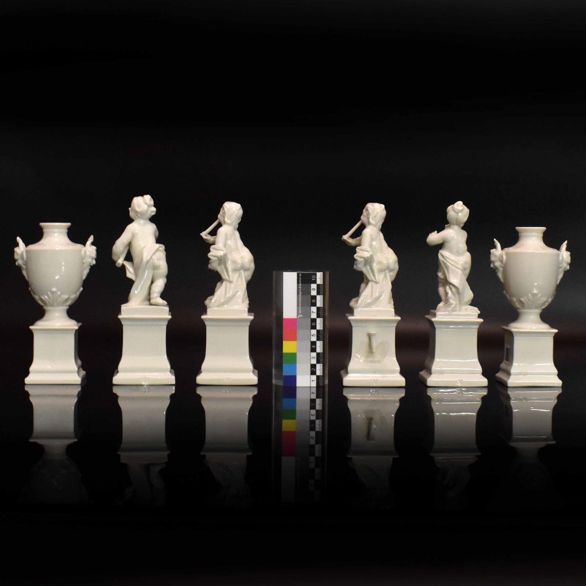 Vier Putten und zwei Ziervasen auf Postamenten. Nymphenburg | Porzellan, weiß. - Bild 2 aus 4