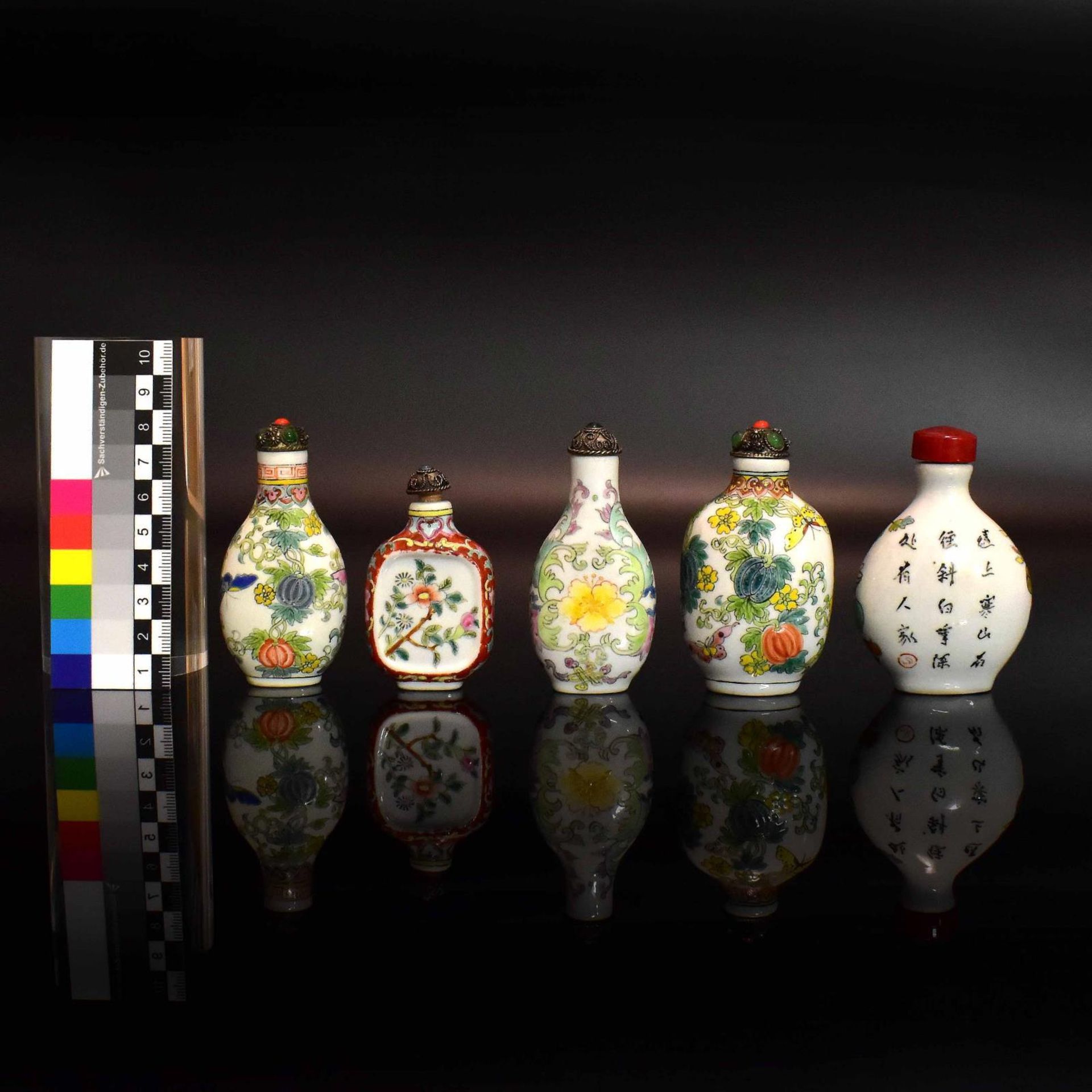 Fünf Snuff Bottles. China, 19./20. Jh. | Porzellan, polychrome Überglasurmalerei. - Bild 2 aus 2