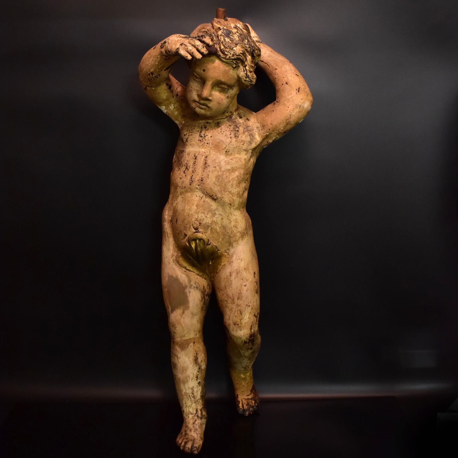 Stehender Putto. Wohl Italien, 19. Jh. | Holz, geschnitzt, Reste von Farb- und Goldfassung.