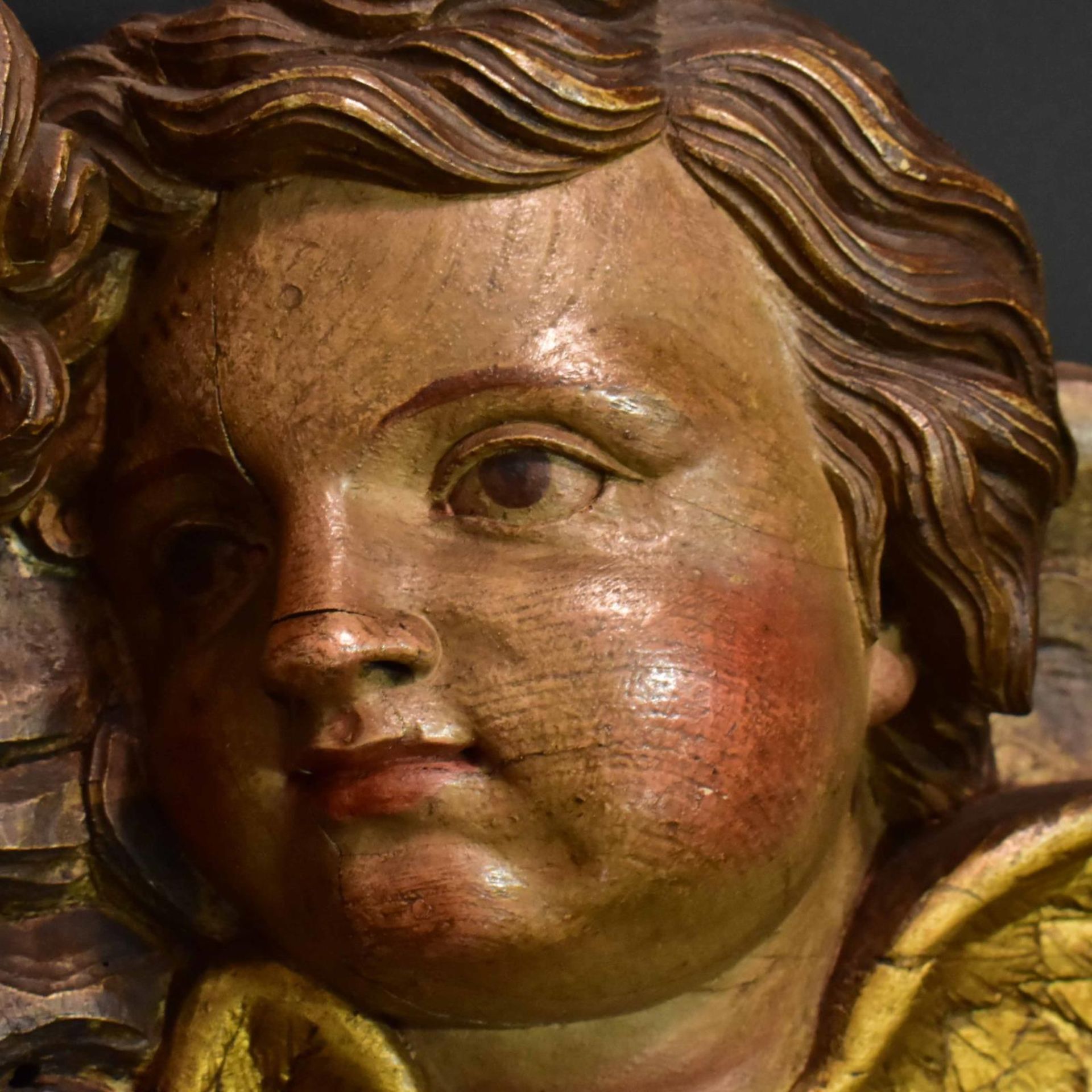 Zwei Puttenköpfe in Wolkenbank. 19./20. Jh. | Holz, geschnitzt, Farb- und Goldfassung. - Bild 2 aus 3