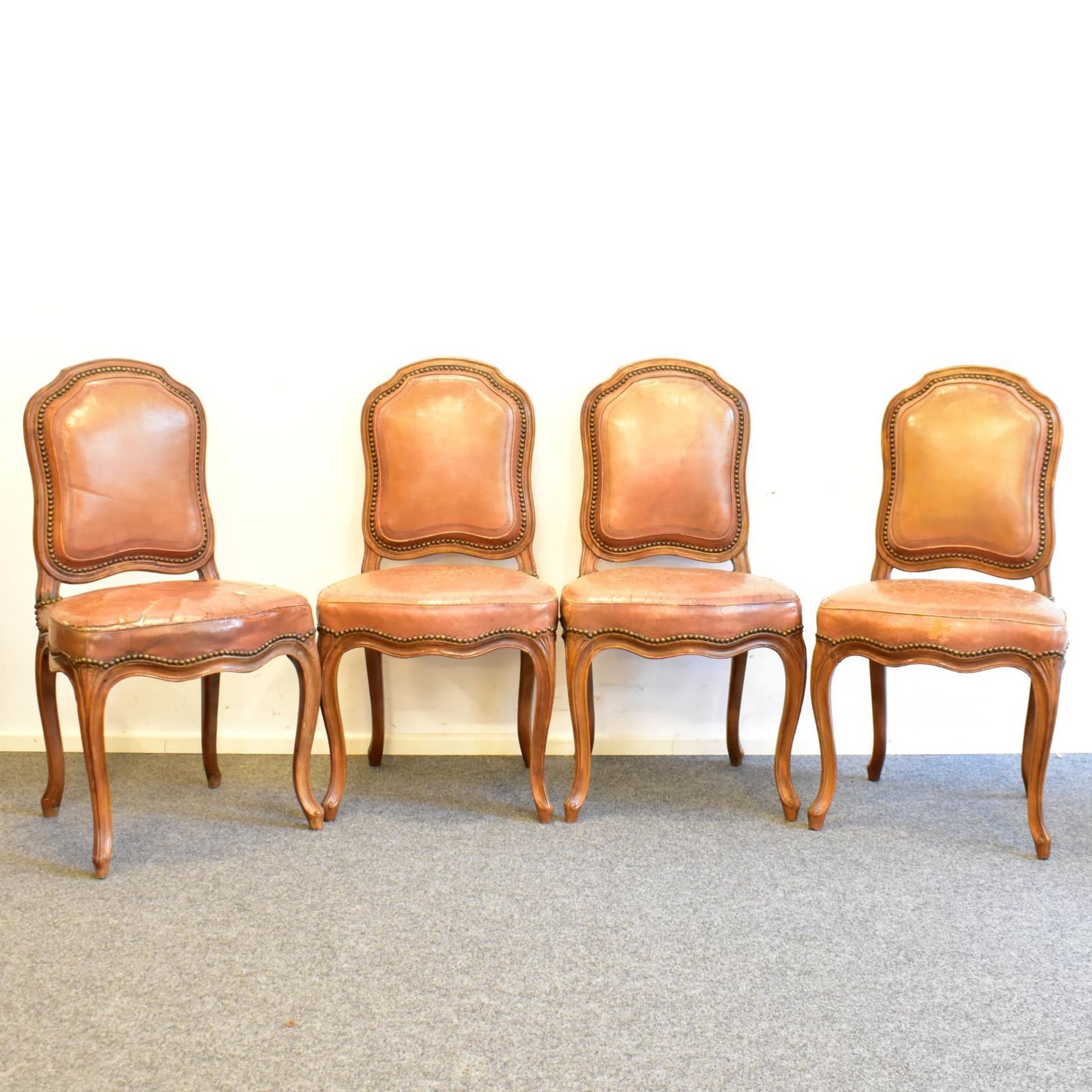 Vier Stühle. Um 1900, Barockstil | Nussbaum, gebeitzt. Messing. Lederbezug.