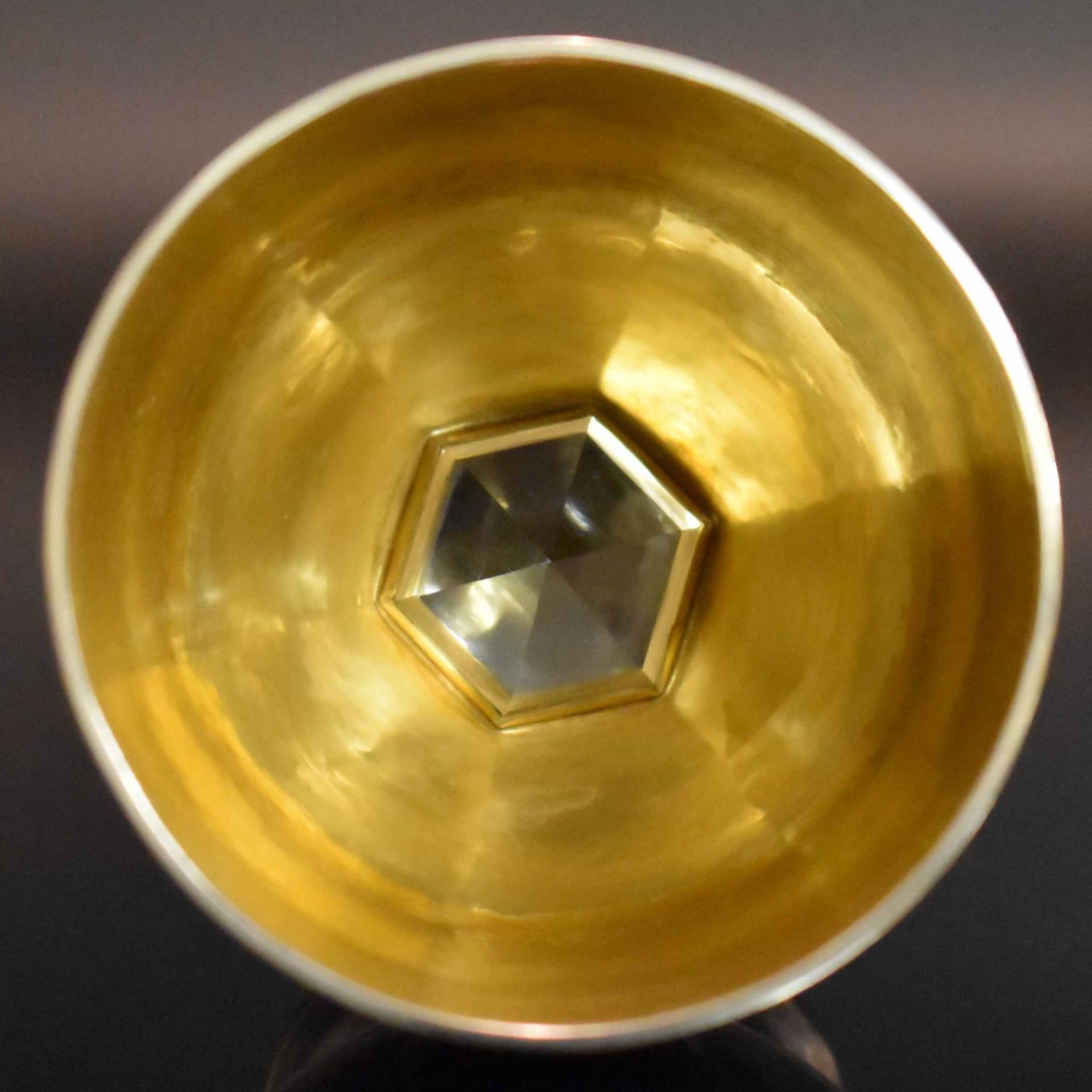 Kleiner Pokalbecher. Silber, innen vergoldet, Hammerschlagdekor. - Bild 3 aus 5