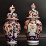 Zwei Deckelvasen. China, 19./20. Jh. | Porzellan, Farb- und Goldstaffagen.