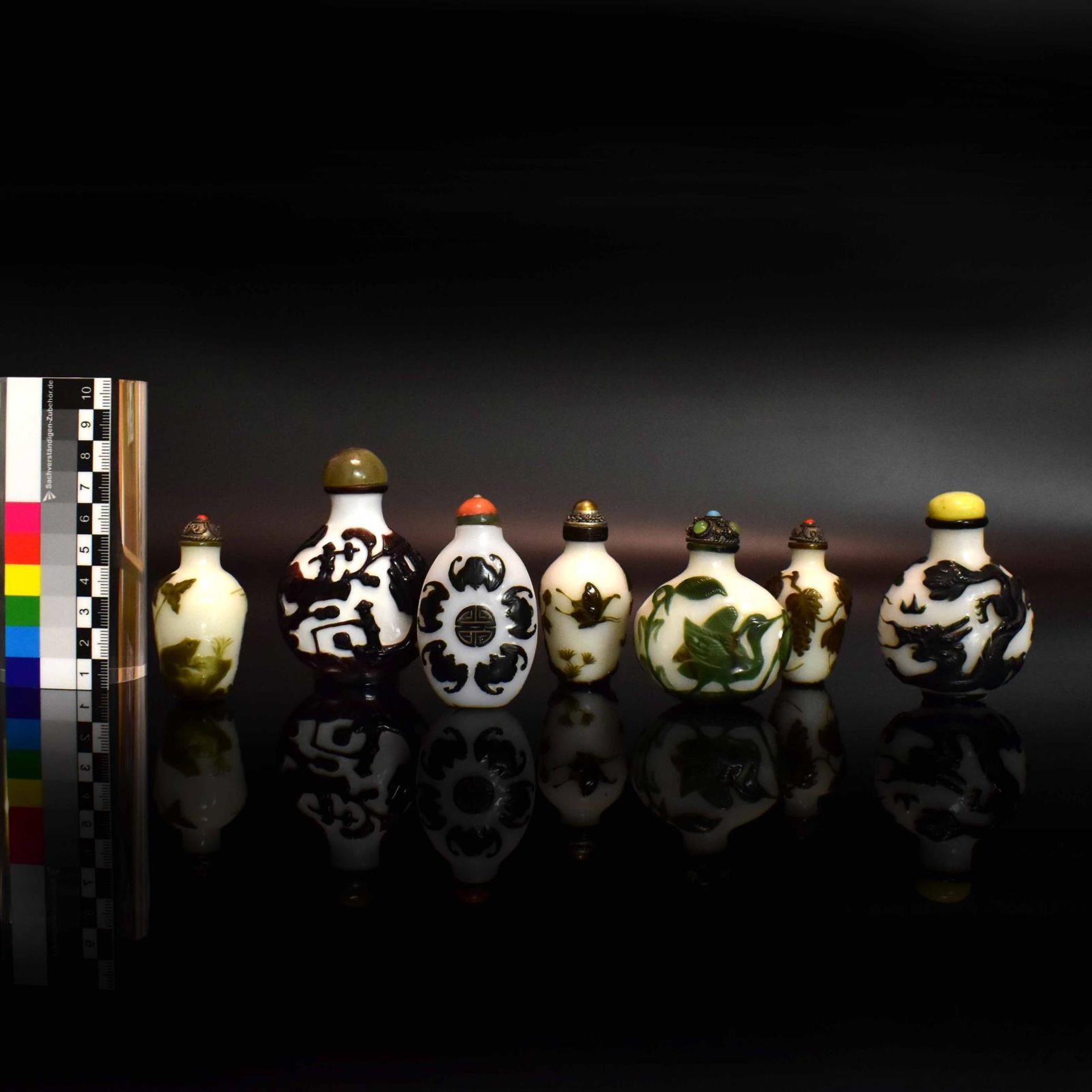 Sieben Snuff Bottles. China, 19./20. Jh. | Schwarzes, violettes bzw. olivgrünes Überfangglas. - Bild 2 aus 2