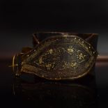 Federkiel-Ranzen. Alpenraum, 19. Jh. | Leder, Federkielstickerei, Messingschnalle.