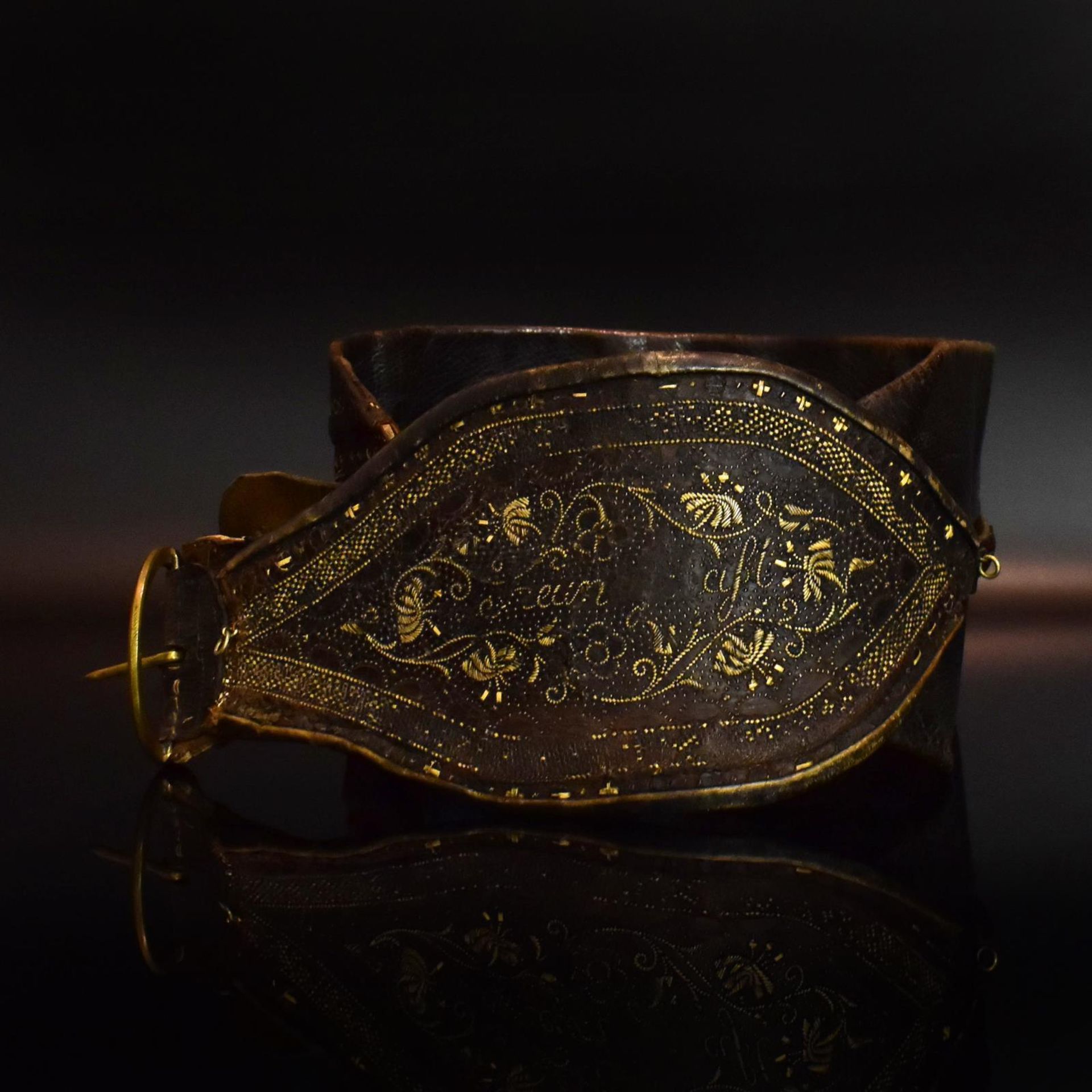 Federkiel-Ranzen. Alpenraum, 19. Jh. | Leder, Federkielstickerei, Messingschnalle.