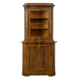 Eckschrank. Biedermeier, Norddeutschland | Mahagoni auf Nadelholz furniert, Glas.