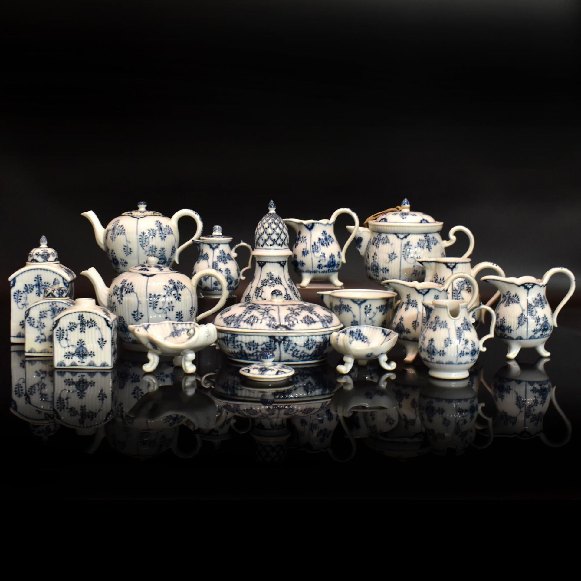 Konvolut "Strohblume", 18tlg. Meissen, Punkt- und Marcolinizeit | Porzellan, unterglasurblauer De...