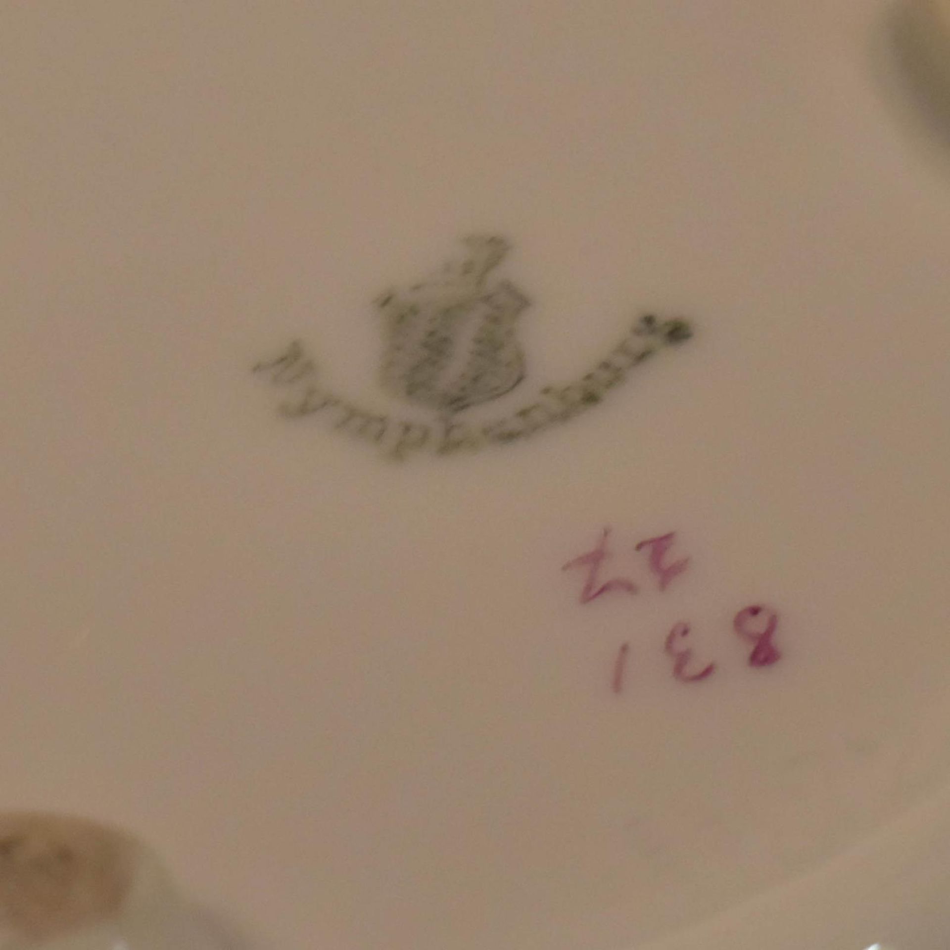 Vase und Mokkatasse mit Untertasse. Nymphenburg, nach Entwurf von A. Niemeyer (Form und Dekor) |... - Bild 4 aus 4