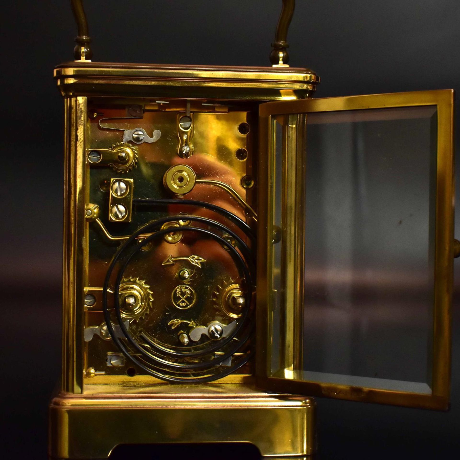 Reisetischuhr, L'Epée. Frankreich, 19./20. Jh. | Messing. Glas. - Bild 3 aus 3