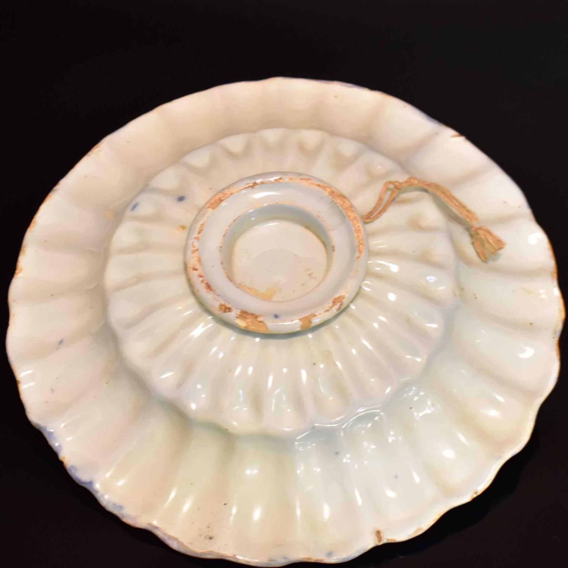 Kleine Fächerplatte. Frankfurt, Anfang 18. Jh. | Fayence. - Bild 2 aus 2