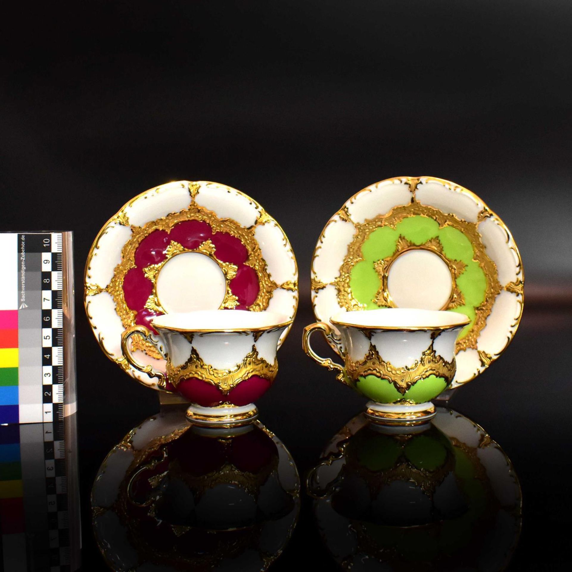 Zwei Mokkatassen mit Untertassen. Meissen | Porzellan, Farb- und Goldstaffagen. - Bild 3 aus 4