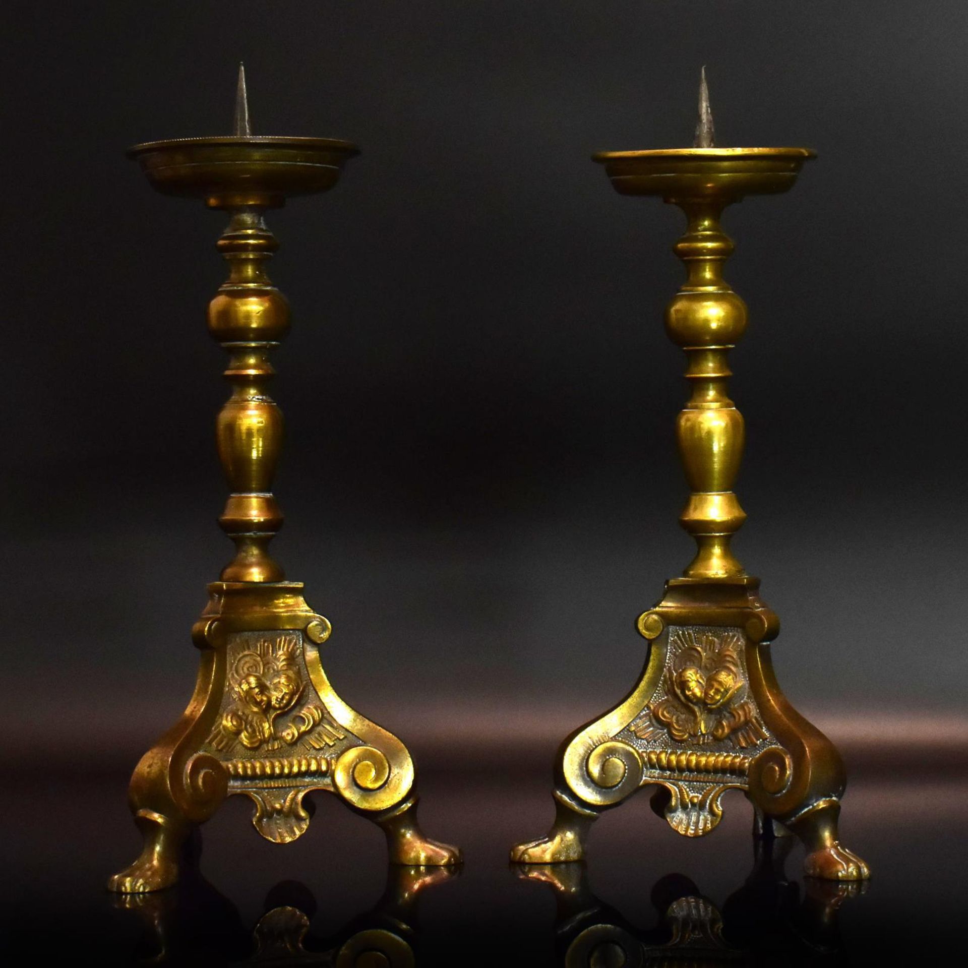 Ein Paar Altarleuchter. Messing