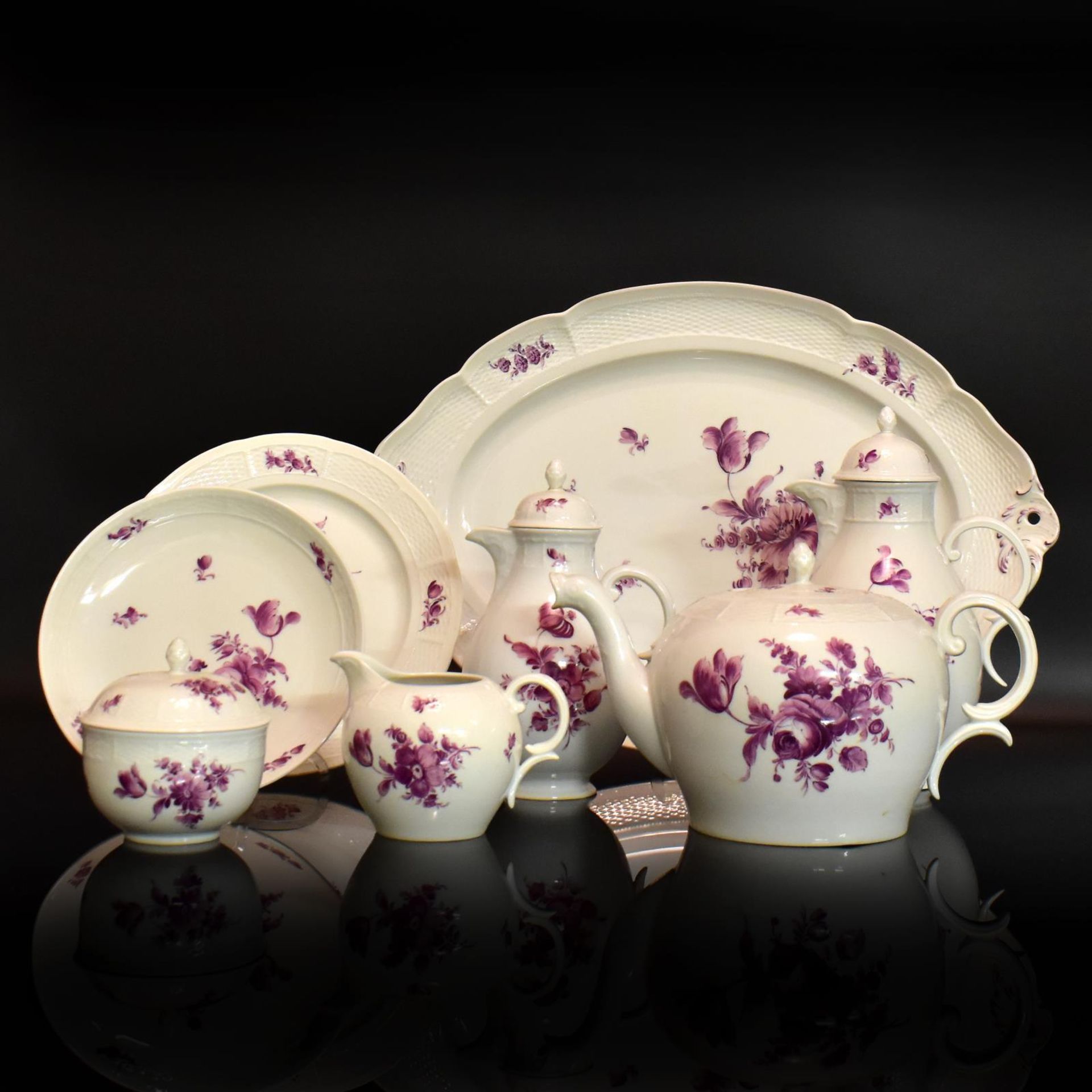 Service, ca. 110tlg. Nymphenburg | Porzellan, farbig staffiert.