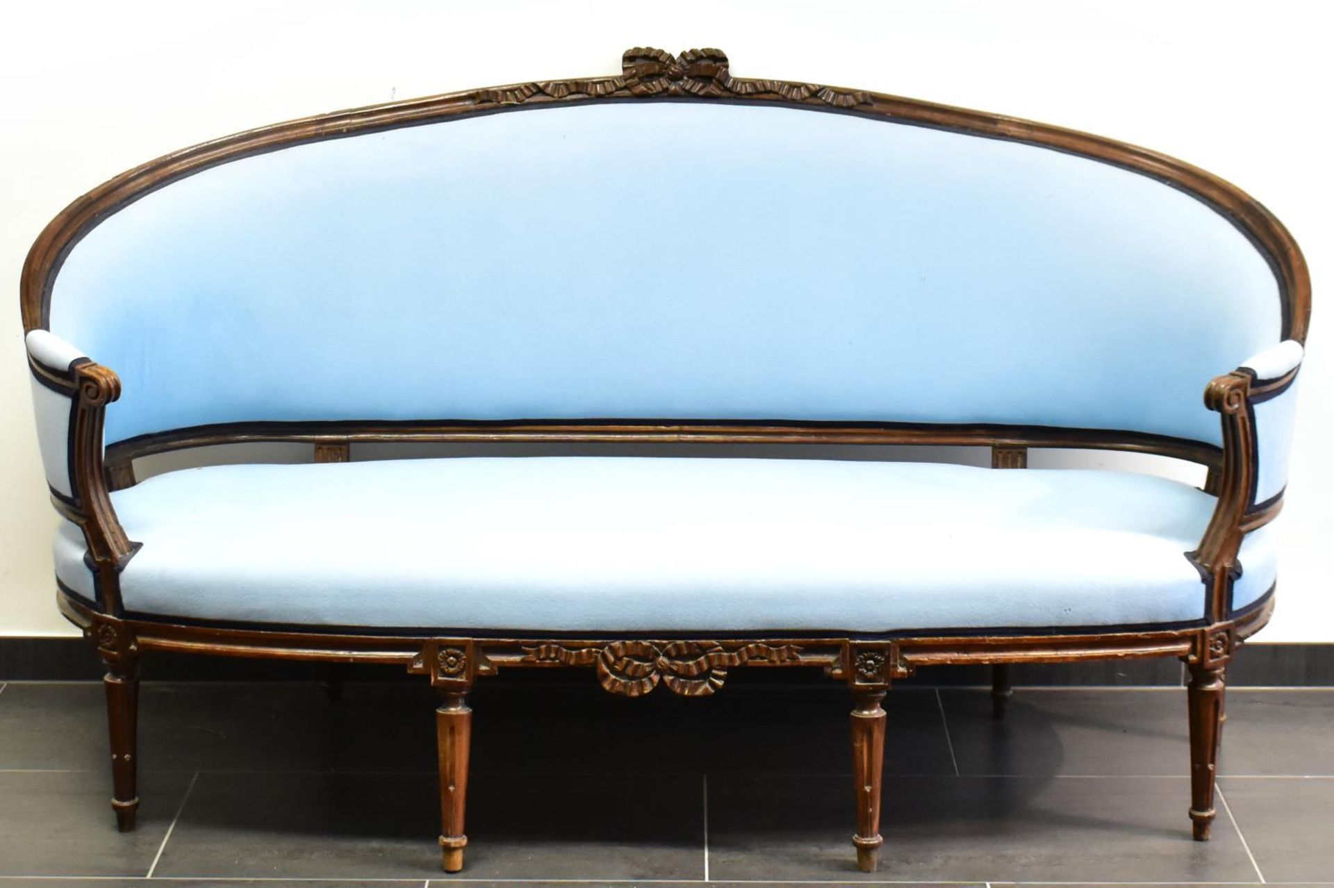 Sofa. Um 1900, Louis XVI Stil | Eichenholz (?), gebeitzt, beschnitzt. Blauer Stoffbezug.