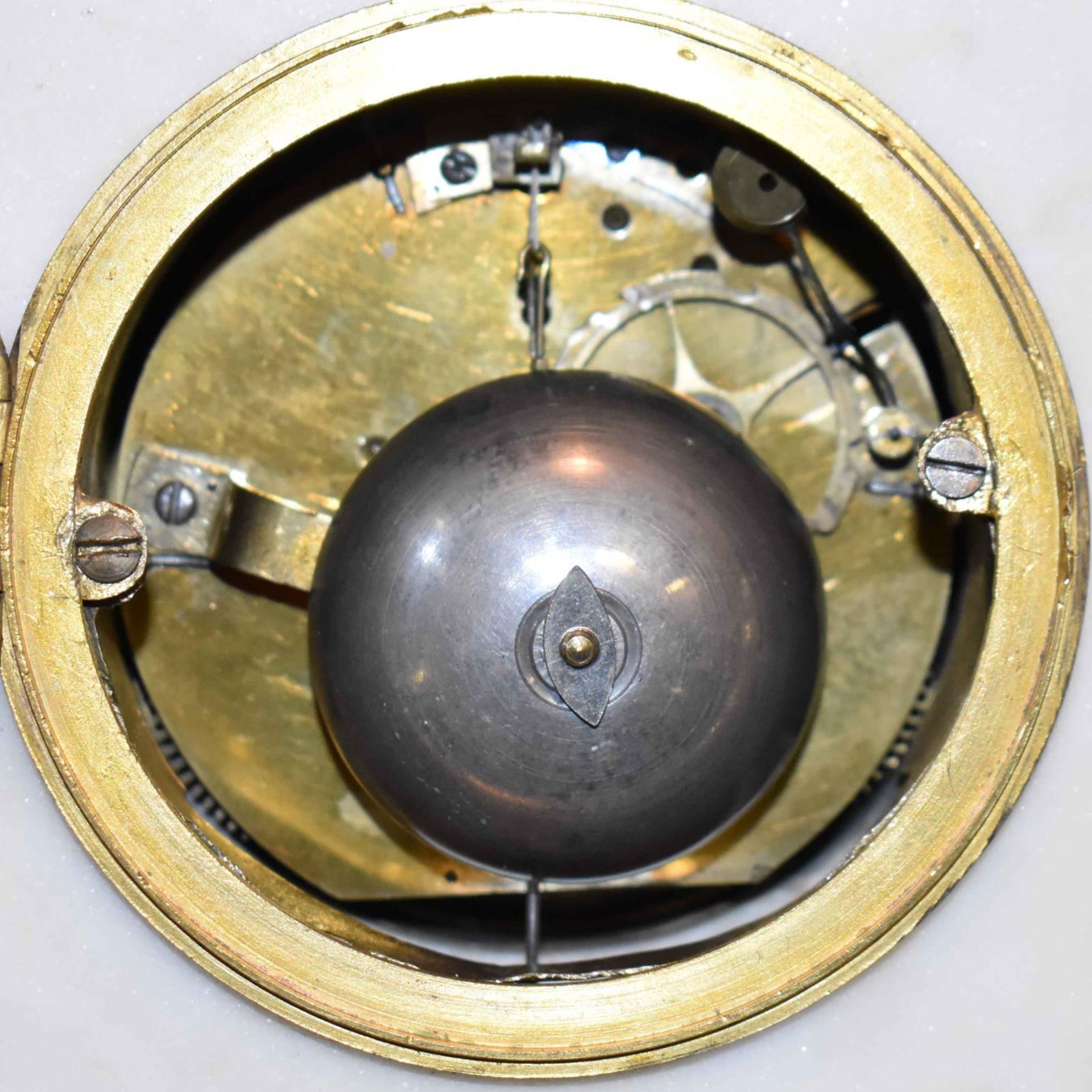 Kaminuhr. Paris, 19./20. Jh. | Marmor. Gelbguss, vergoldet. Glas. Email. - Bild 4 aus 5