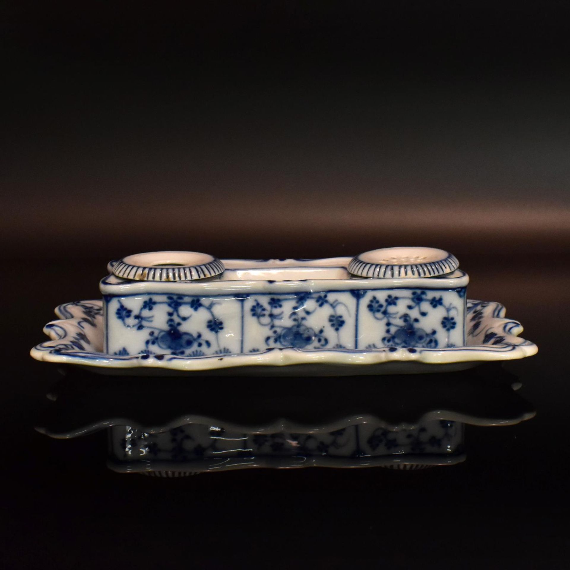 Schreibzeug. Thüringen, wohl Schney, 19. Jh. | Porzellan, unterglasurblauer Dekor.