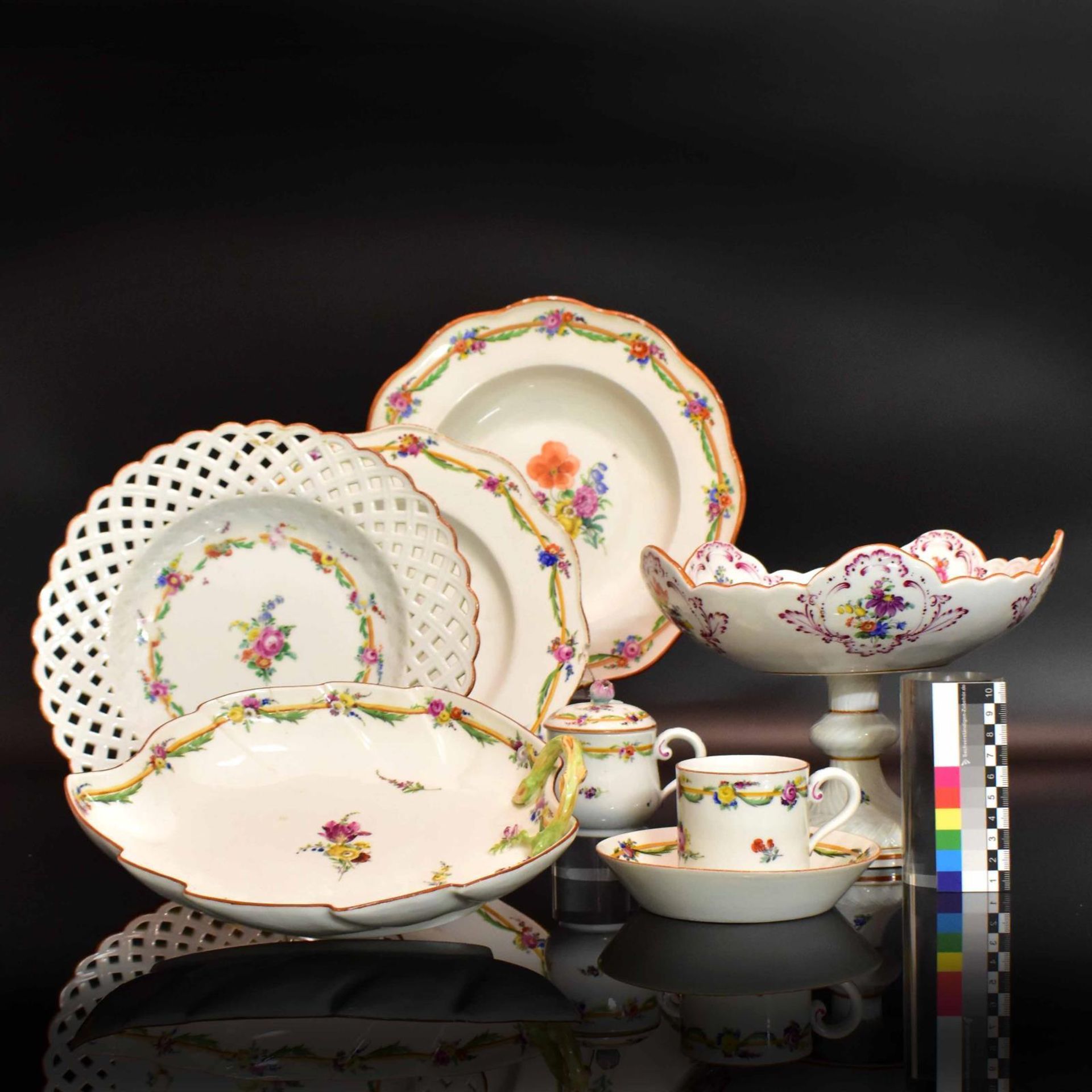 Serviceteile, 43tlg. Meissen, 18. Jh. und später | Porzellan, farbig staffiert. - Bild 2 aus 3