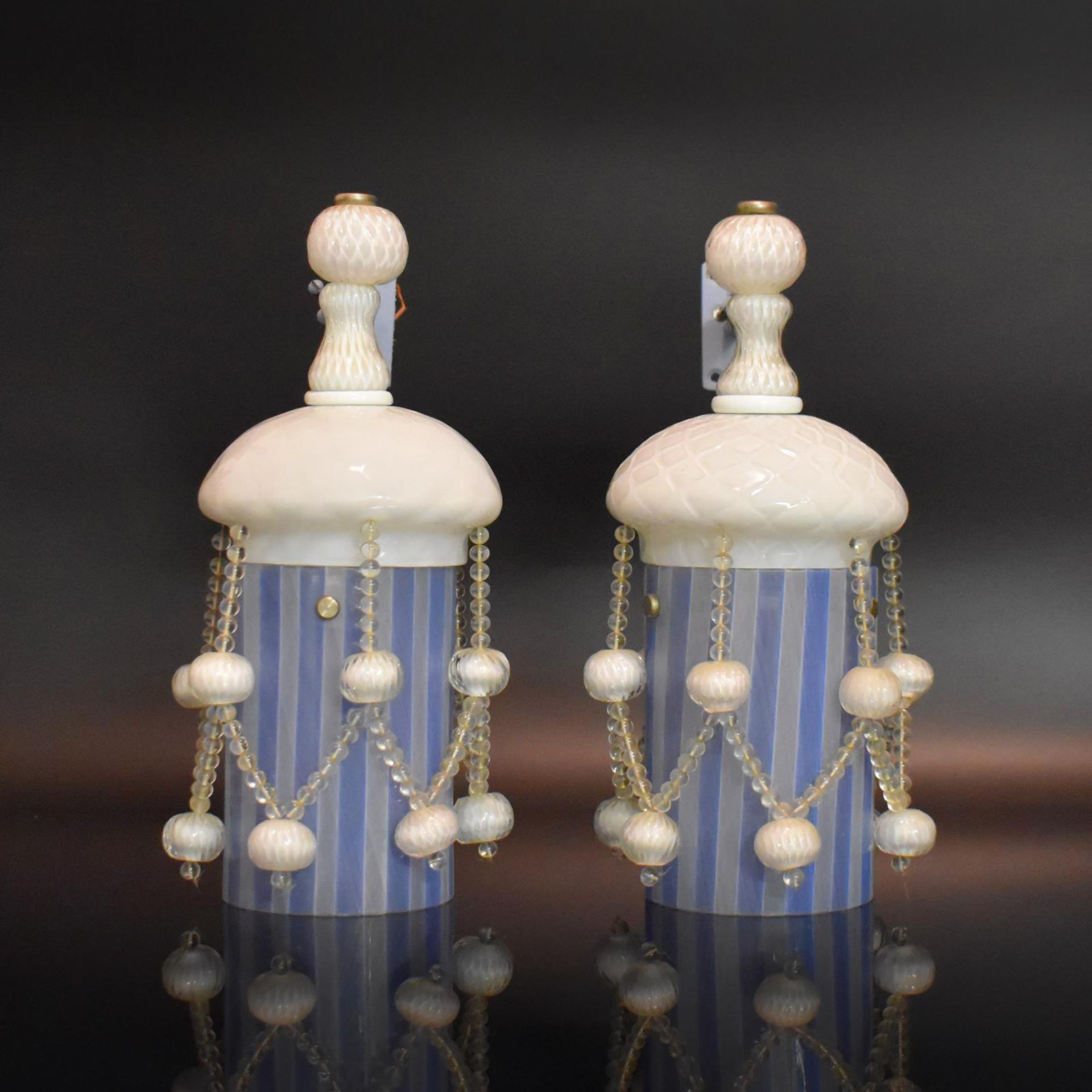 Ein Paar Wandleuchten. 20. Jh. | Glas. Metall.