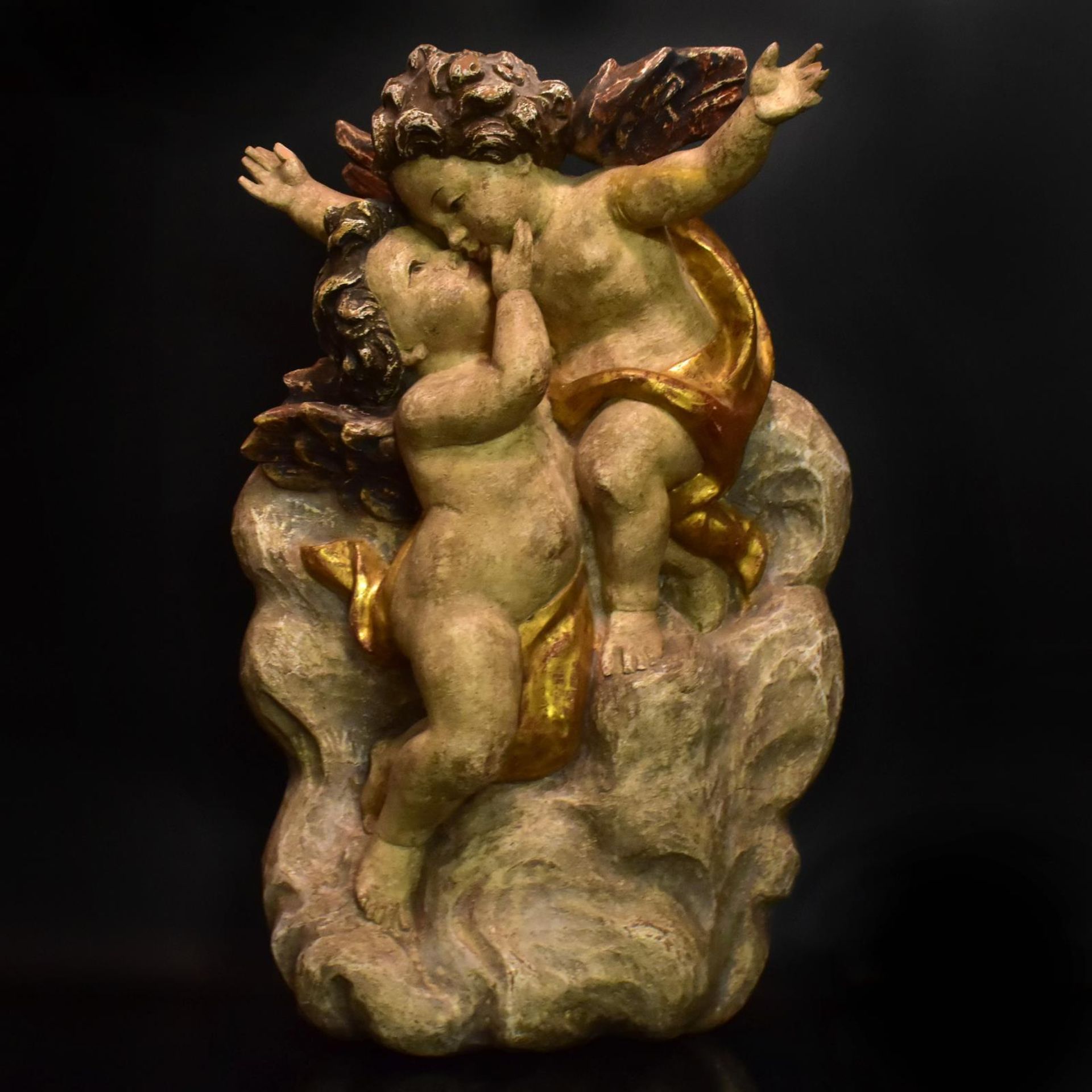 Zwei Putten auf Wolkenbank. Tirol/Alpenraum, 20. Jh. | Holz, geschnitzt, Farb- und Goldfassung.