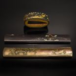 Fuchi und zwei Kozuka. Japan, späte Edo / Meiji | Bronze, Gold, Silber, Shakudo (wohl).