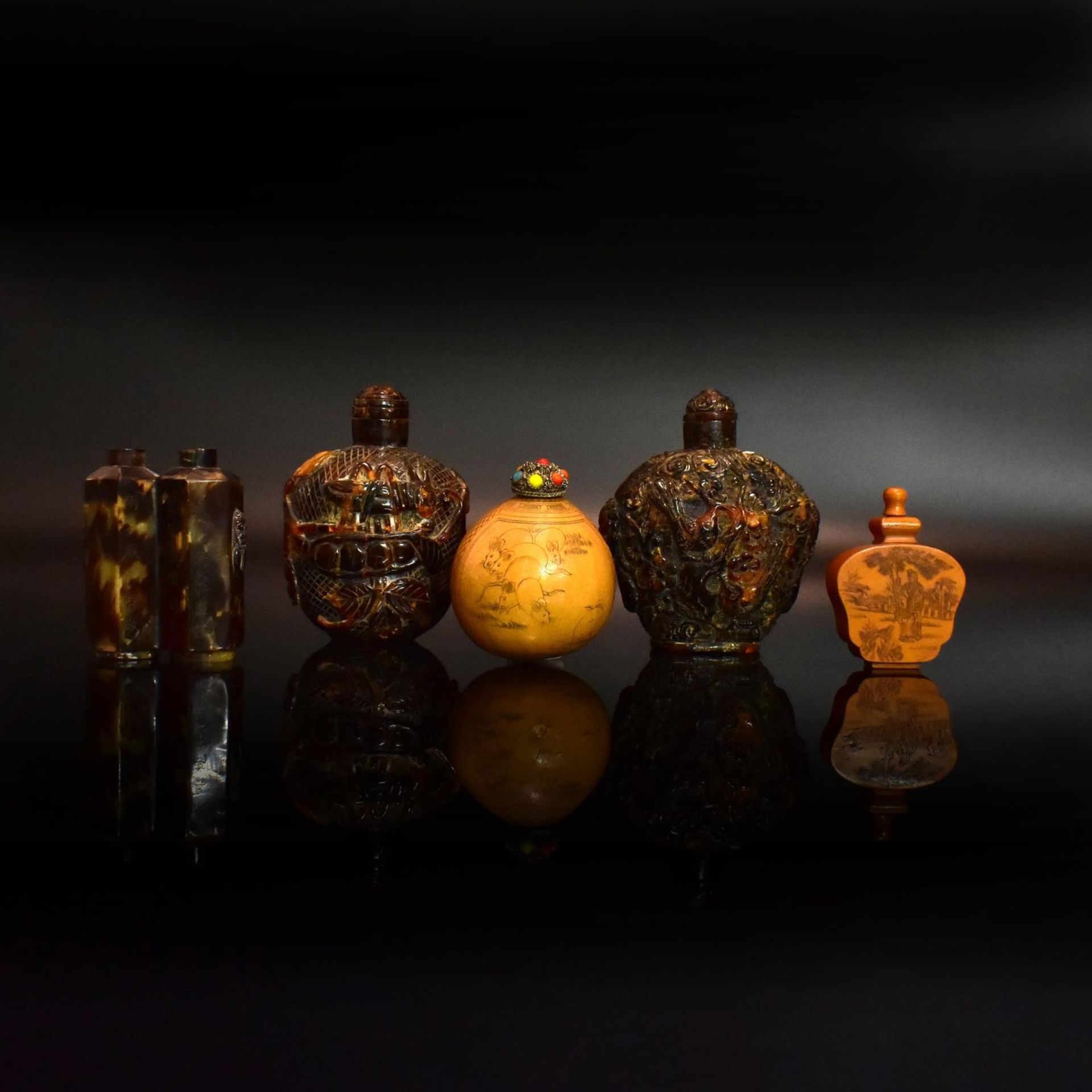 Fünf Snuff Bottles. China, 19./20. Jh. | Holz, Horn u.a.