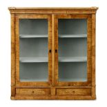 Vitrinenaufsatz. 19. Jh. | Nussholz auf Nadelholz furniert, Messing.