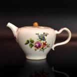 Teekännchen. Wohl Wien, 18. Jh. | Porzellan, farbig staffiert.
