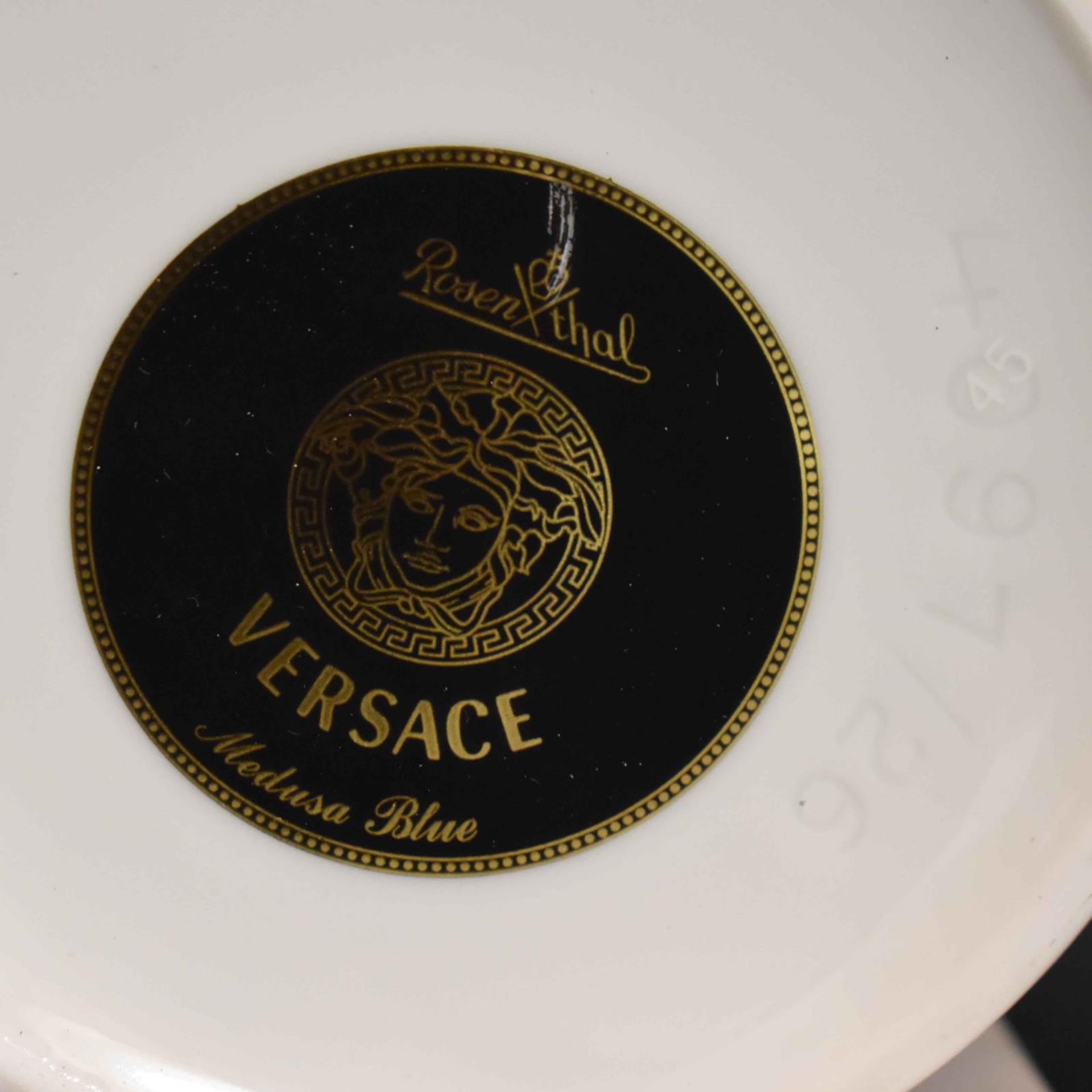 Vase "Medusa Blue". Versace für Rosenthal | Porzellan, Farb- und Golddekor. - Bild 3 aus 3